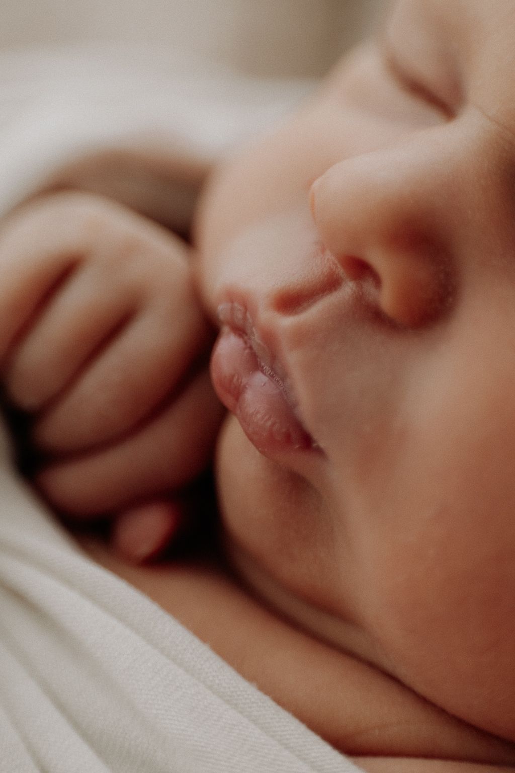 Vastasyntynyt vauva studiolla newbornkuvauksessa lähikuva hänen huulista.