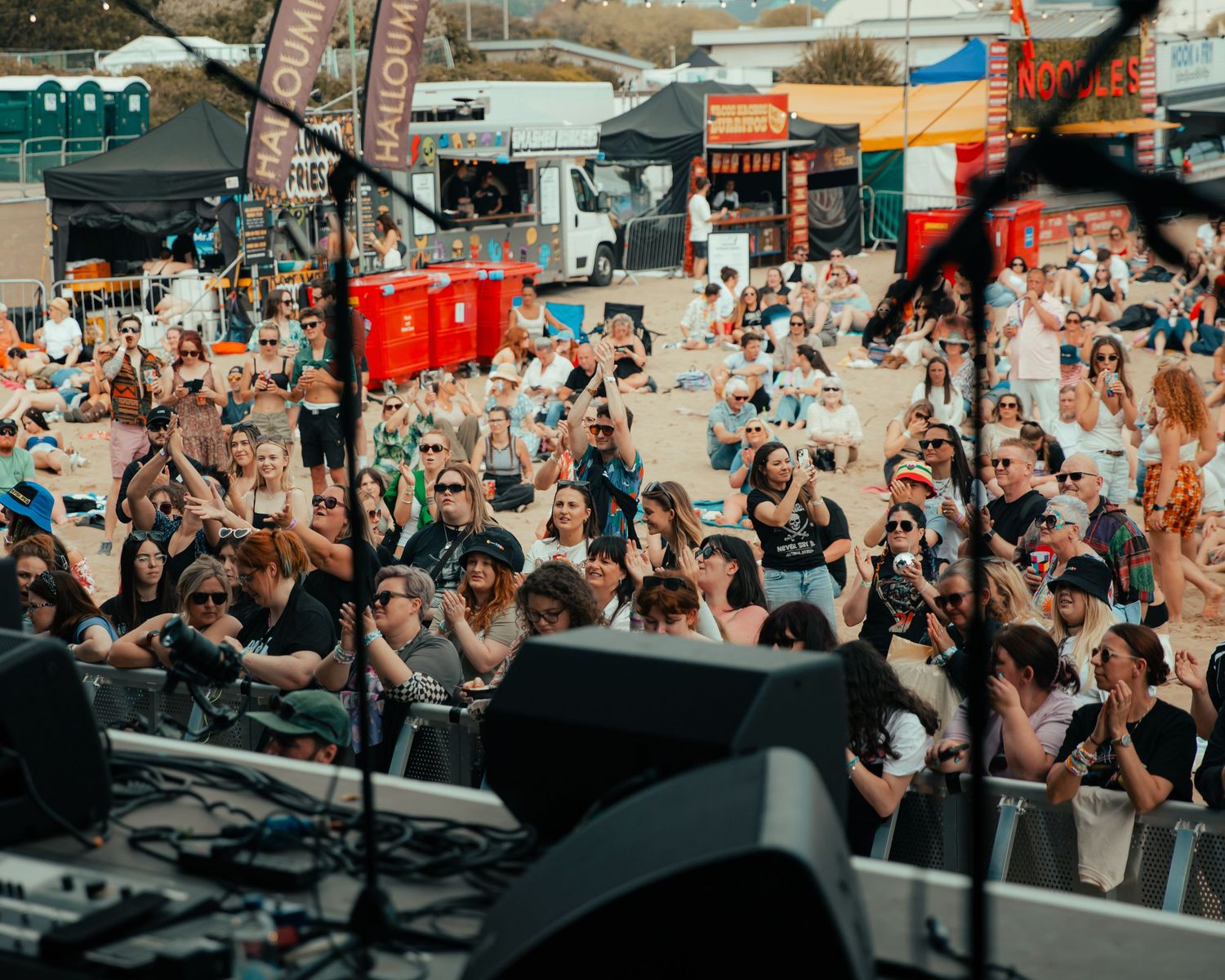 audience at tunes on the bay. picsbyshannonjames & Shannon James Photography.