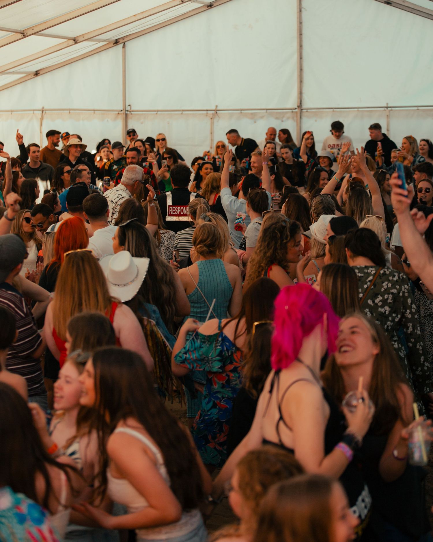 audience at tunes on the bay. picsbyshannonjames & Shannon James Photography.