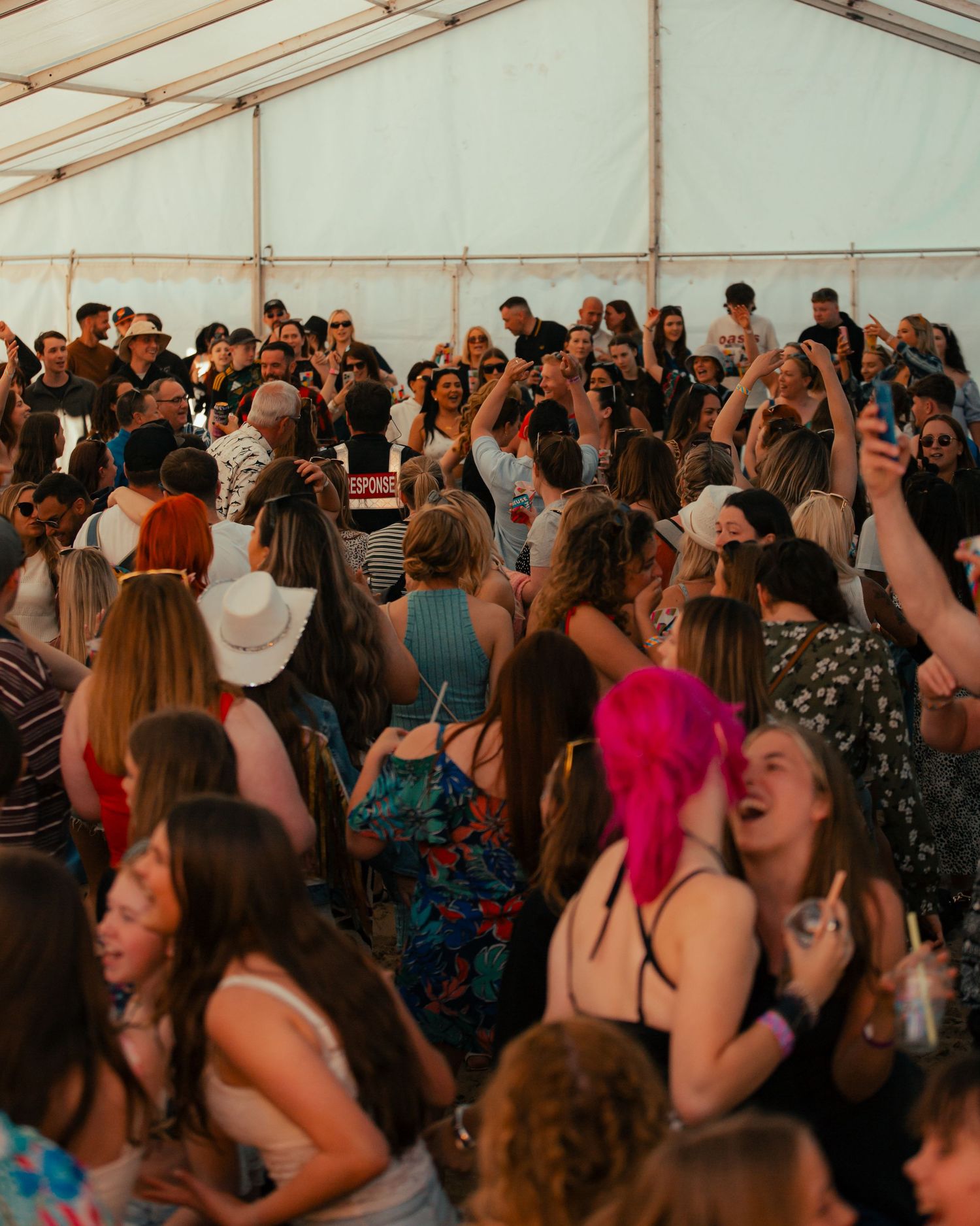 audience at tunes on the bay. picsbyshannonjames & Shannon James Photography.