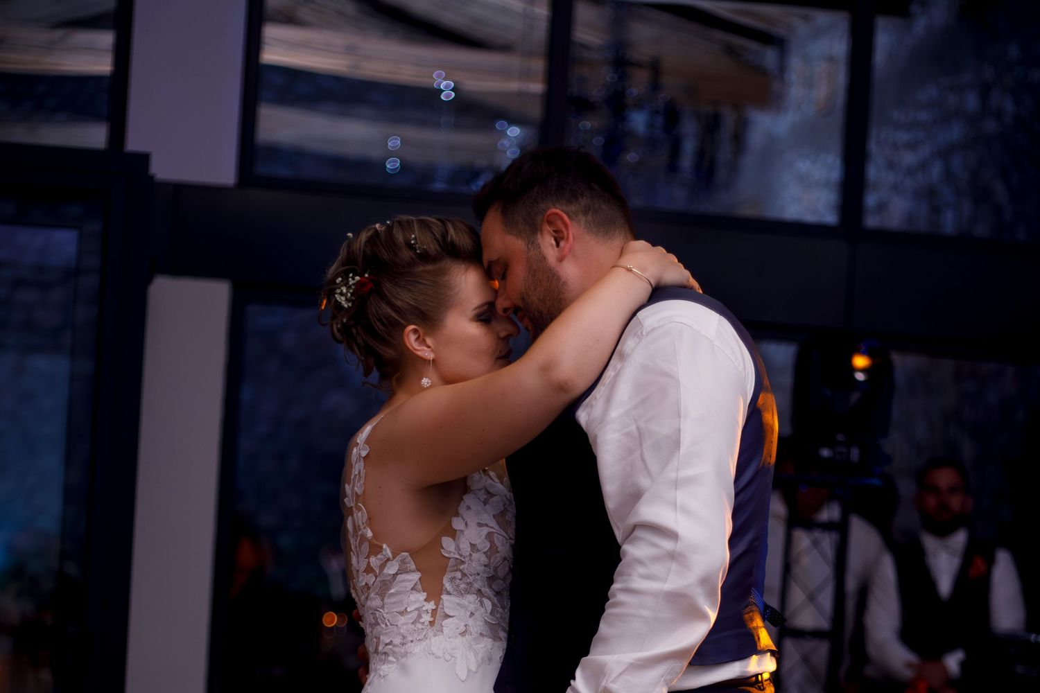 Reportage photo de mariage au Domaine des Barraques, première danse des mariés. Moment dans leur bulle à deux