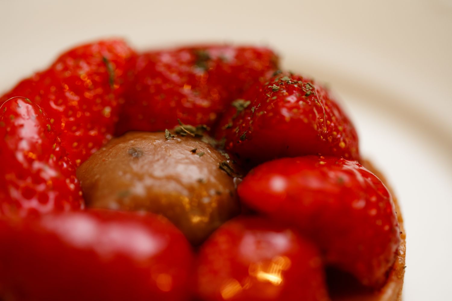 Plan Macro sur une tarte avec des fraises entourant un dome de rhubarbe