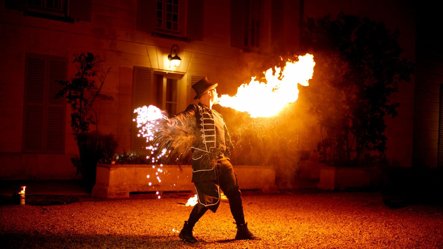 Reportage photo de mariage, cracheur de feu surprise pour les mariés