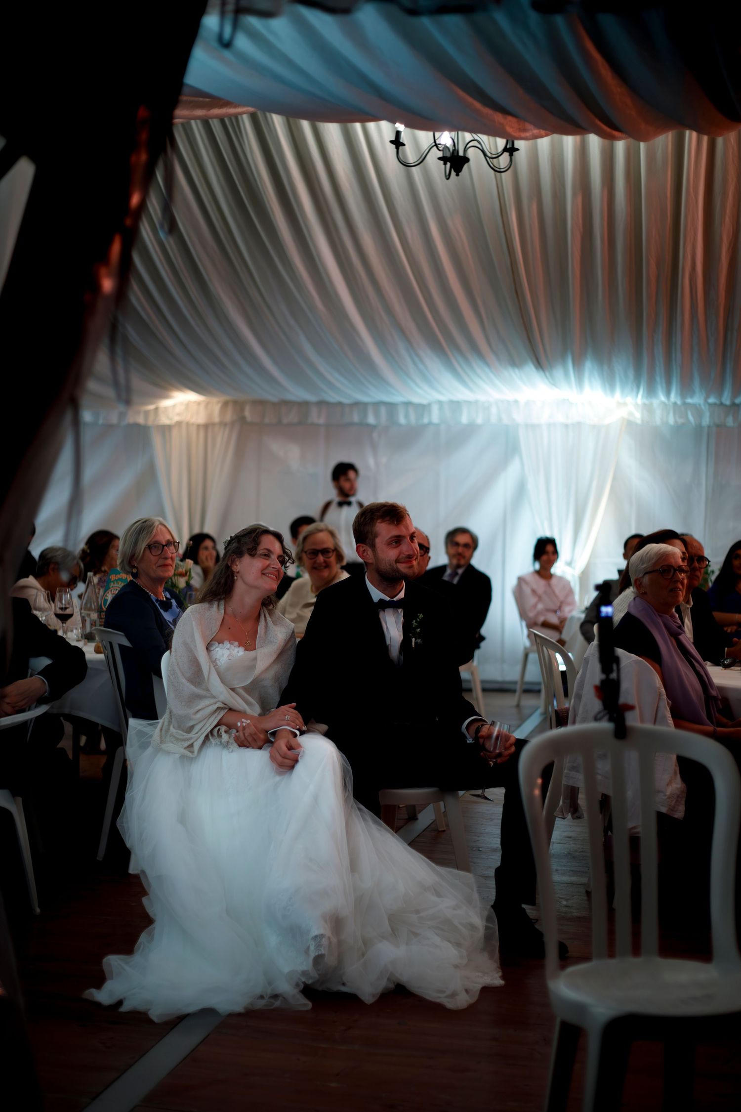 Les mariés écoutent le discours de leurs amis