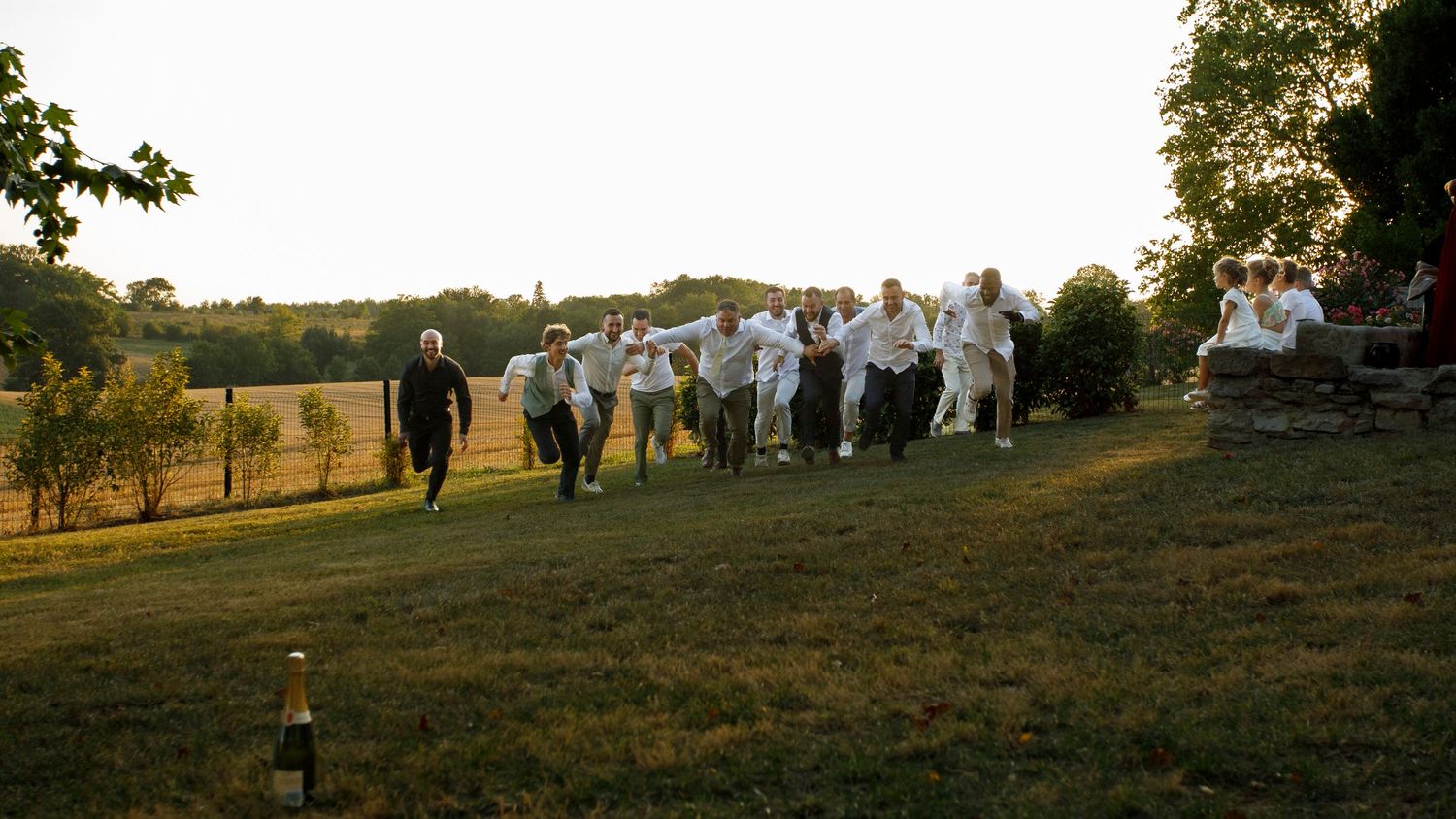 Les jeunes hommes célibataires concourent pour attraper la bouteille de champagne au Domaine des Barraques à Laboulbène