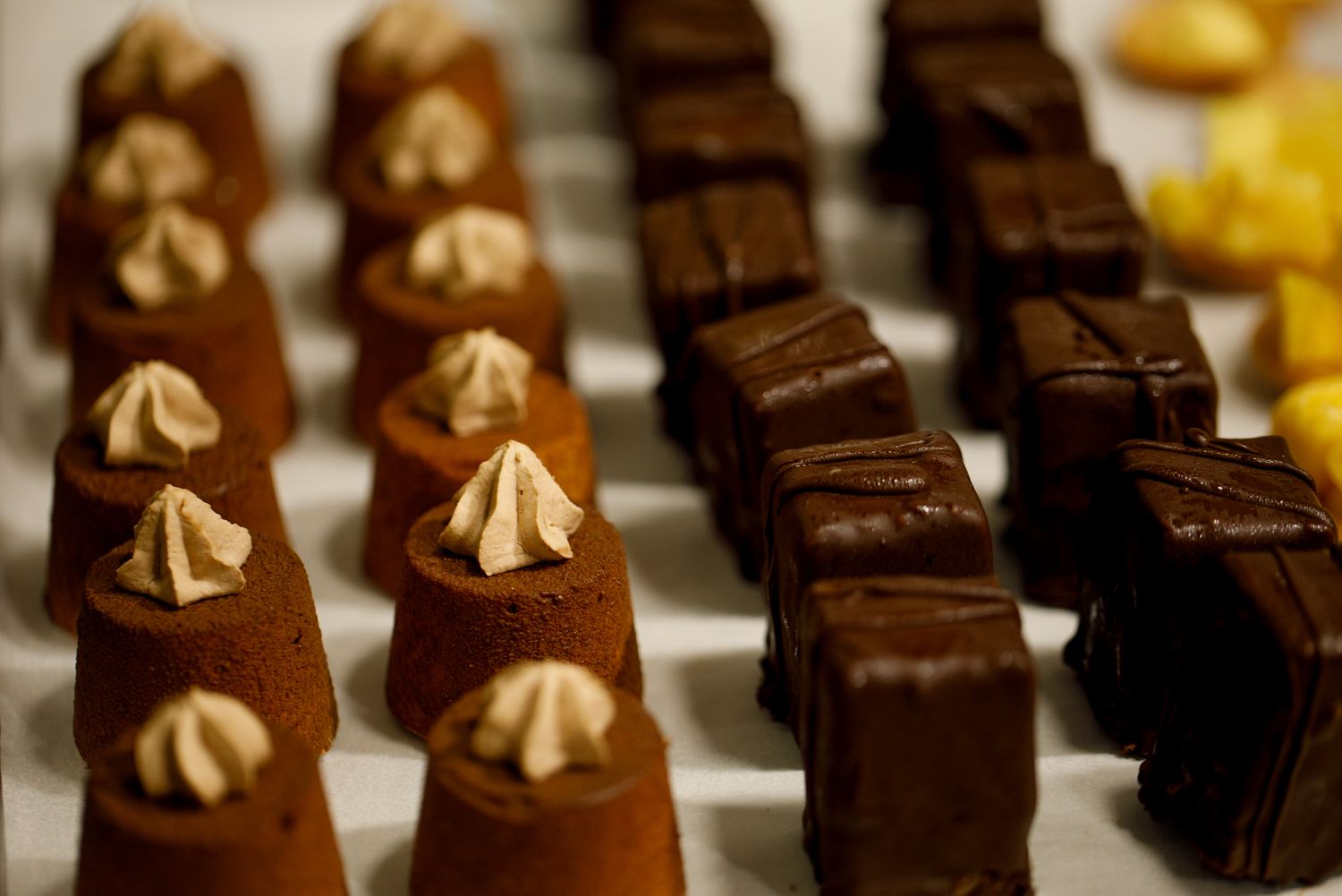 Rangés de mignardises sucrées