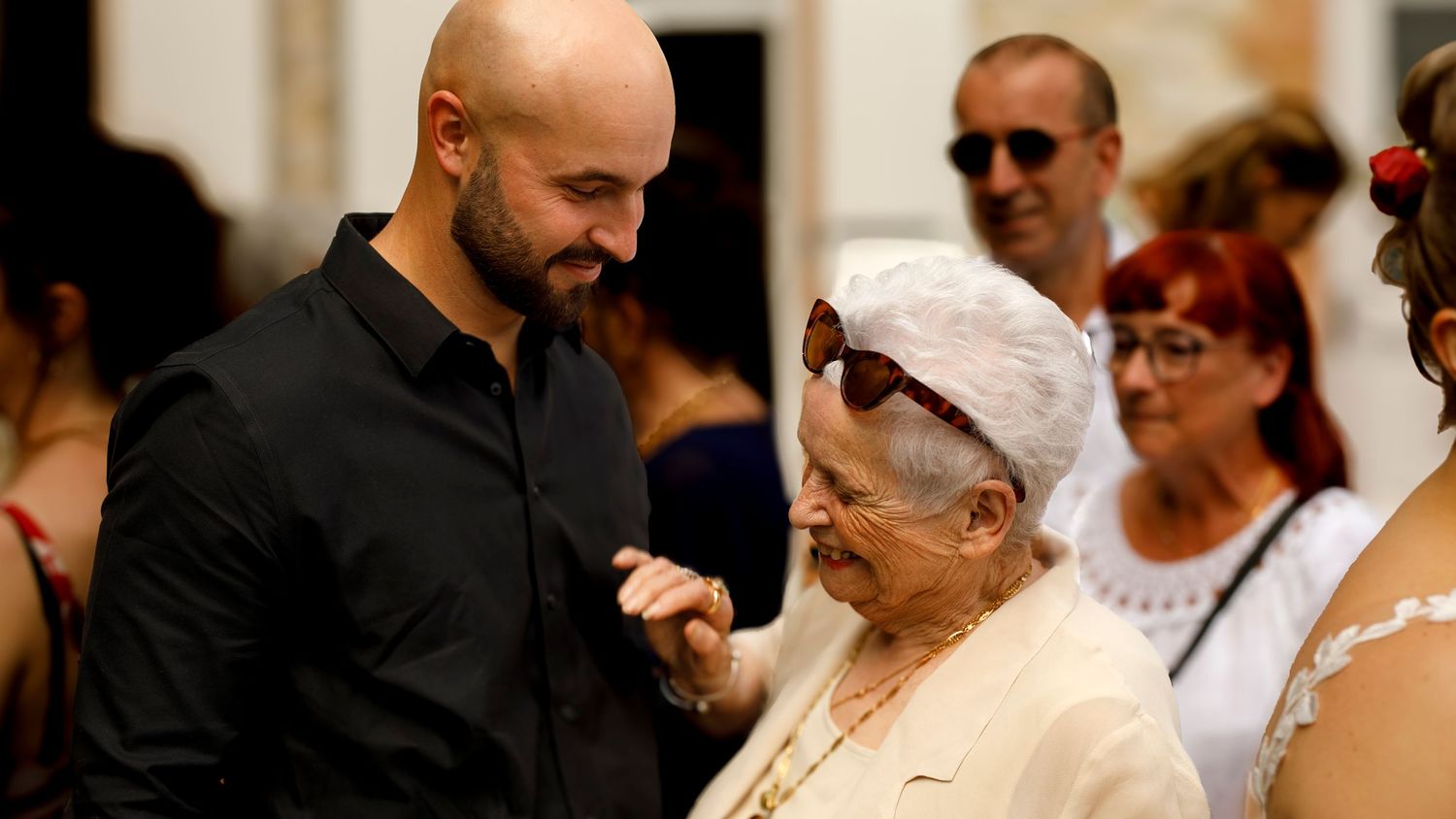 Un regard tellement profond entre un petit-fis et sa grand-mère, qu'il est indescriptible.
