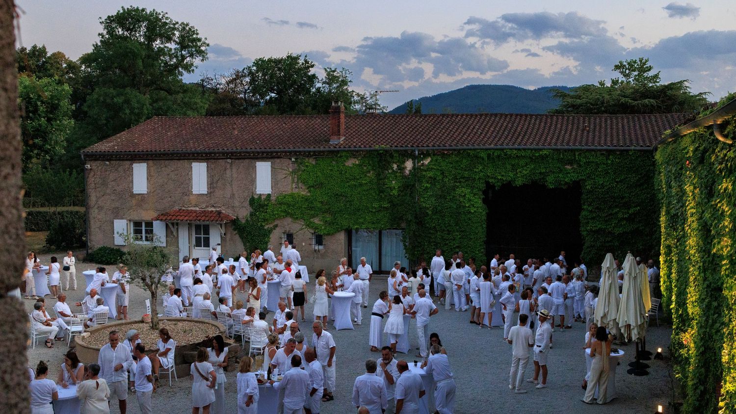 Anniversaire du Golf de Mazamet au Domaine de Hauterive. Les invités tous vêtus de blanc sont dans la cour du domaine.