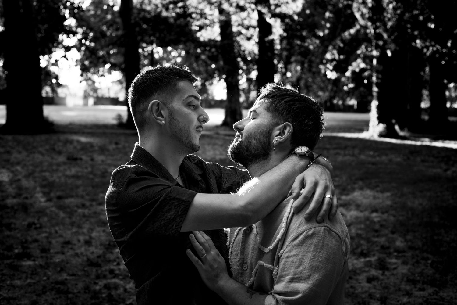 Photo noir et blanc d'un couple d'hommes qui se regardent avec beaucoup de tendresse et d'amour