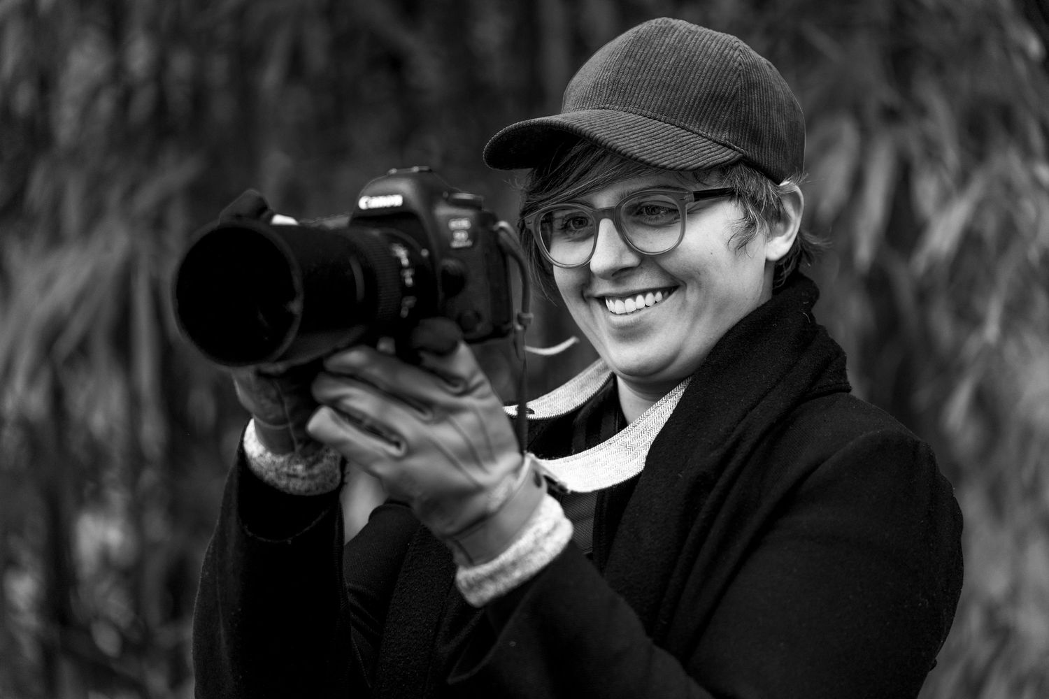 Photographe professionnelle Déborah Luis Siméon souriante tenant son appareil photo à Castelnau le Lez.