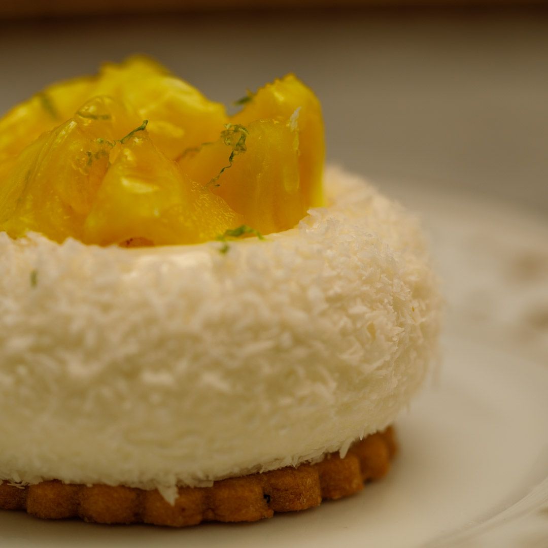 Photographie culinaire d'un entremet à l'ananas, noix de coco et curry de la patisserie Chez Apolline à Montpellier