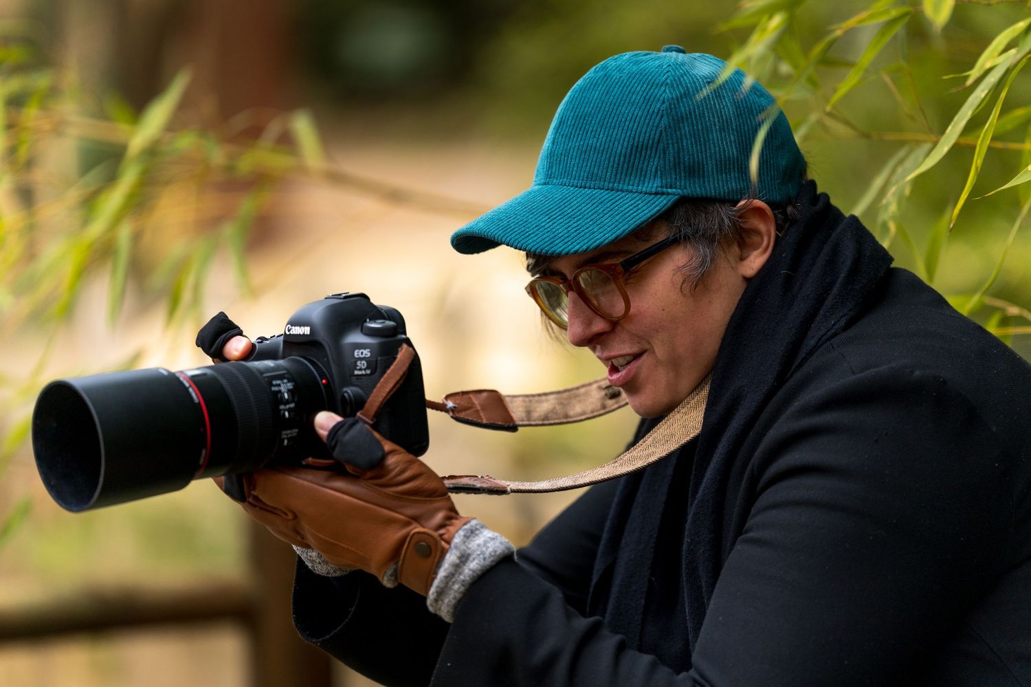Déborah Luis Siméon au milieu des bambous, appareil photo en main prête à photographier