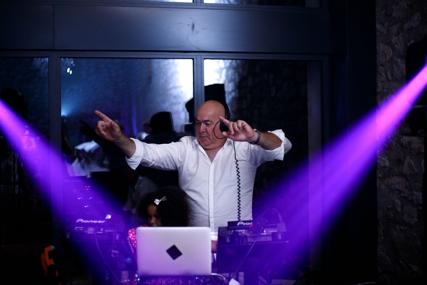 Le père de la mariée prend le relais du DJ lors d'un mariage dans le Tarn