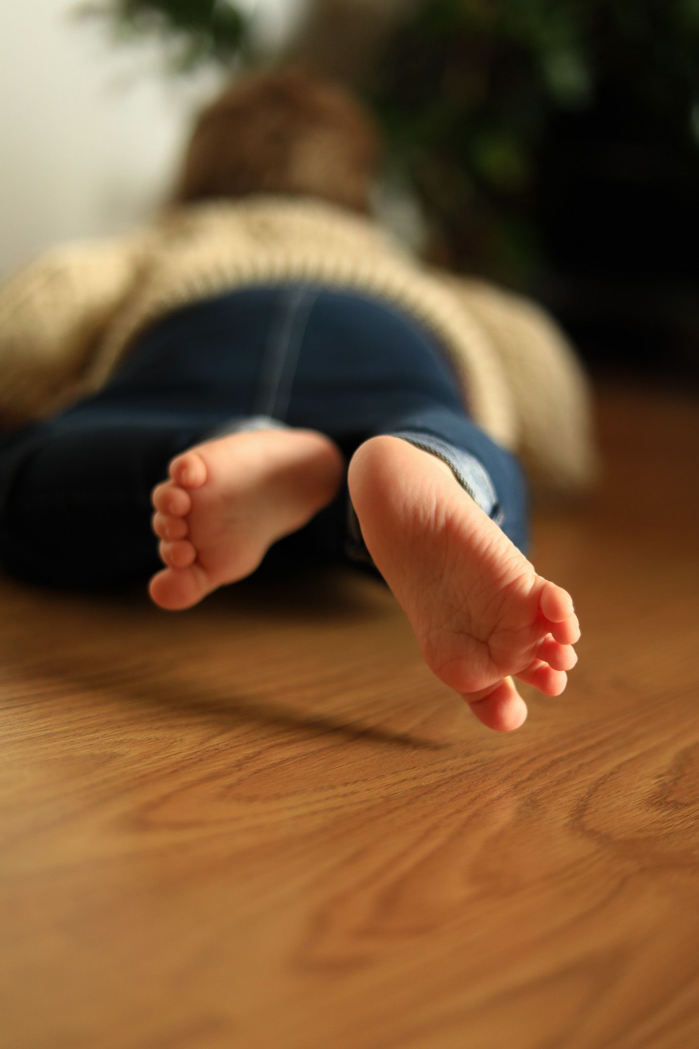 Petits pieds d'un petit garçon qui apprend à ramper avant de faire du quatre pattes