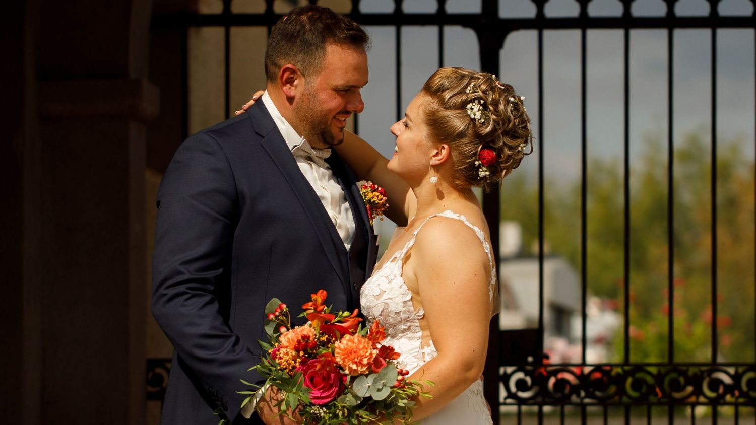 Reportage photo de mariage, sortie de l'église, regard tendre et sourires entre les mariés