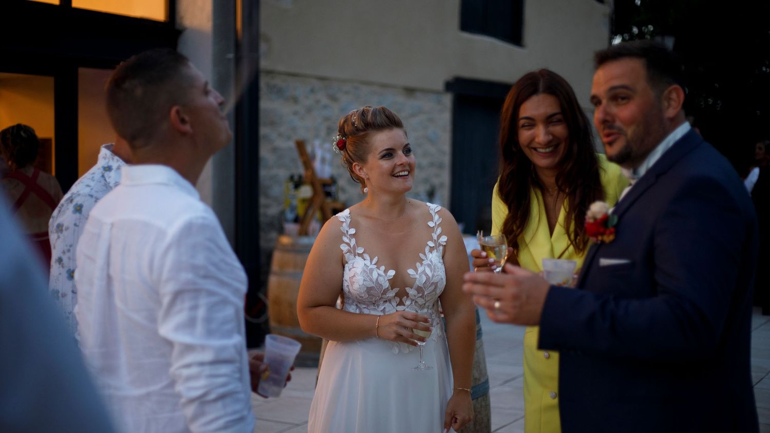 Mariage dans le Tarn, la mariée rit avec son mari et ses invités