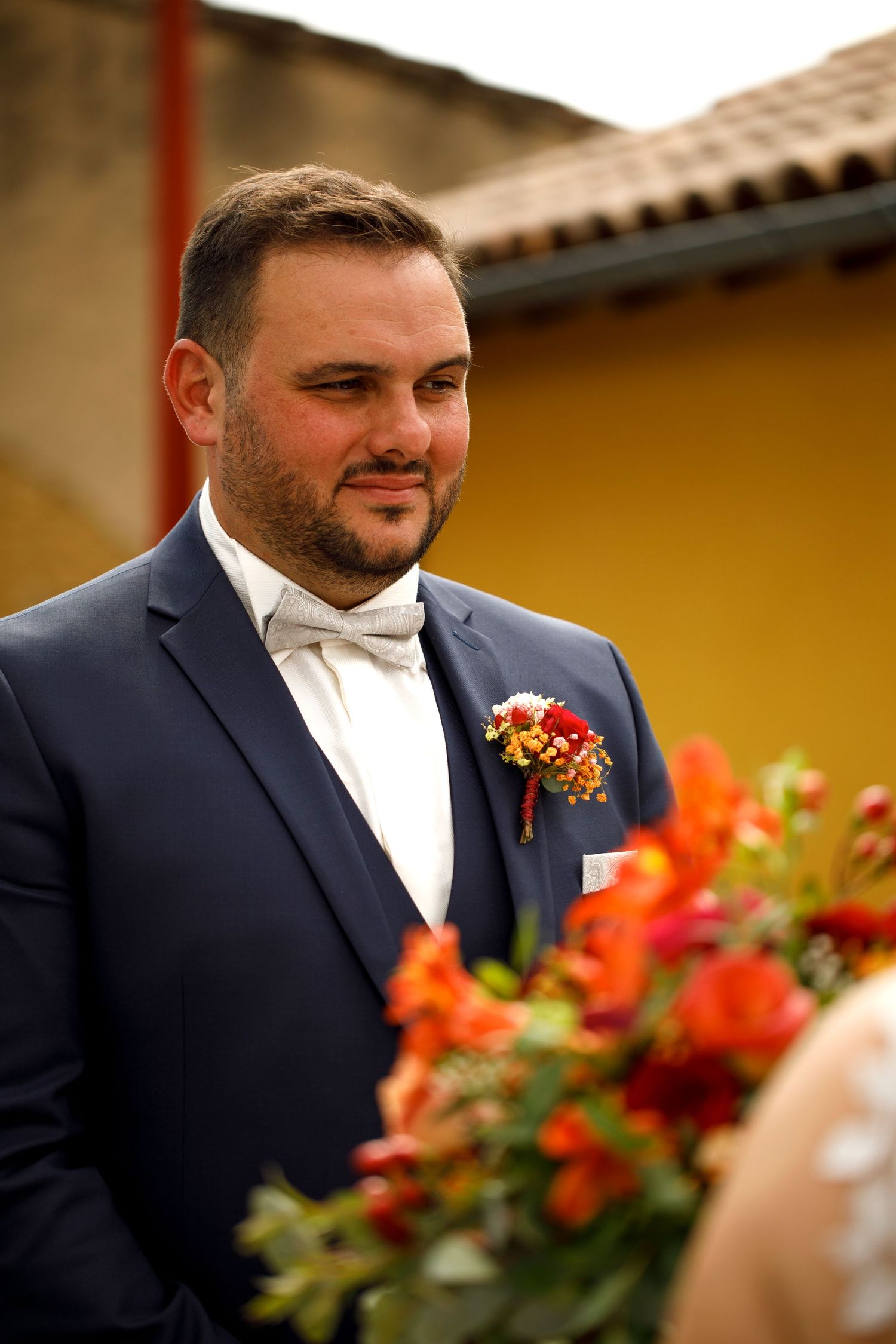 Reportage photo de mariage, le marié porte un regard ému sur la mariée devant l'alise de Cabanès dans le Tarn