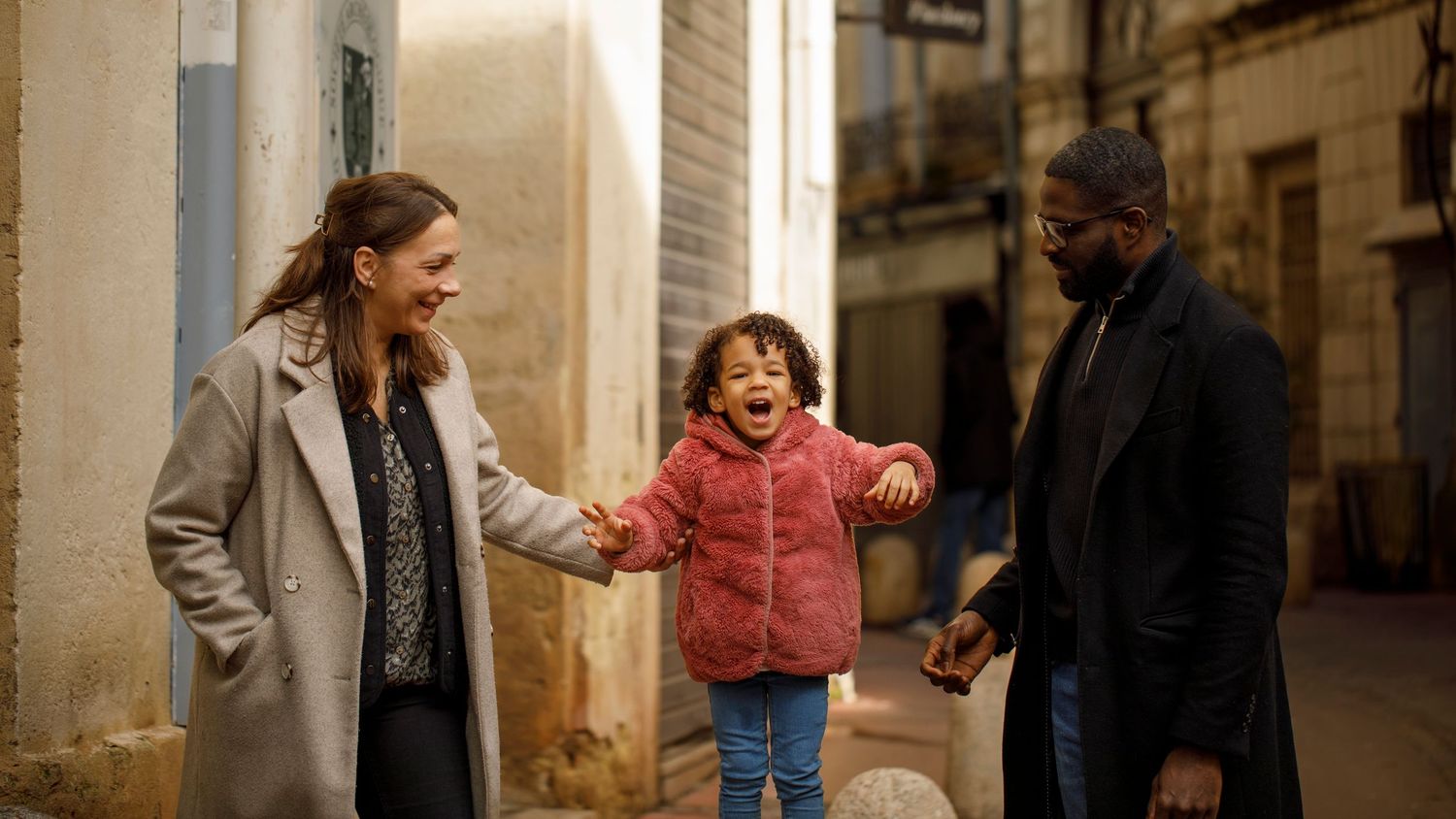 Séance photo de famille dans les rues de Montpellier un dimanche matin