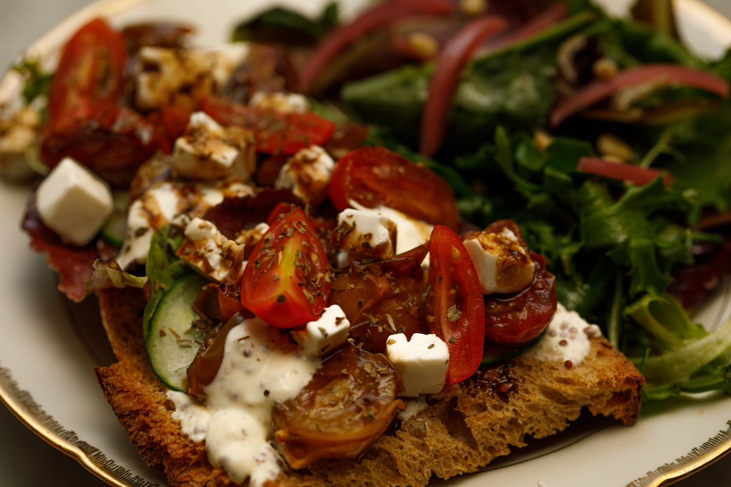 Tartine aux tomates cerises, tomates caramélisées et fêta  pour la pause déjeuner Chez Apolline.