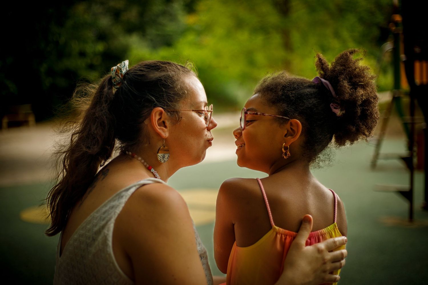 Une maman et sa fille se regardent dans les yeux au parc pour enfant du Domaine de Méric à Montpellier;