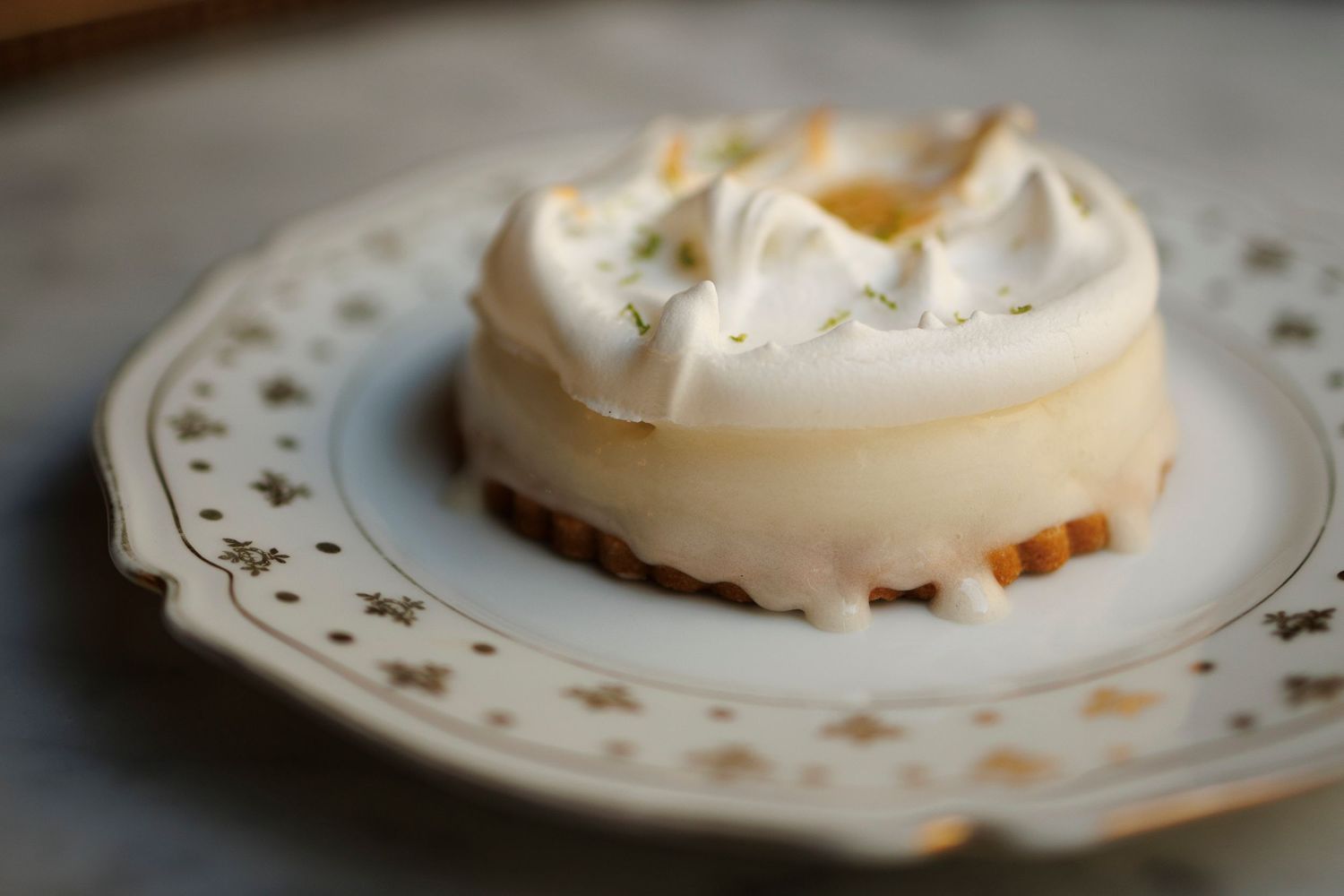 Glace pâtissière ressemblant à une tarte citron meringuée de la pâtisserie Chez Apolline.