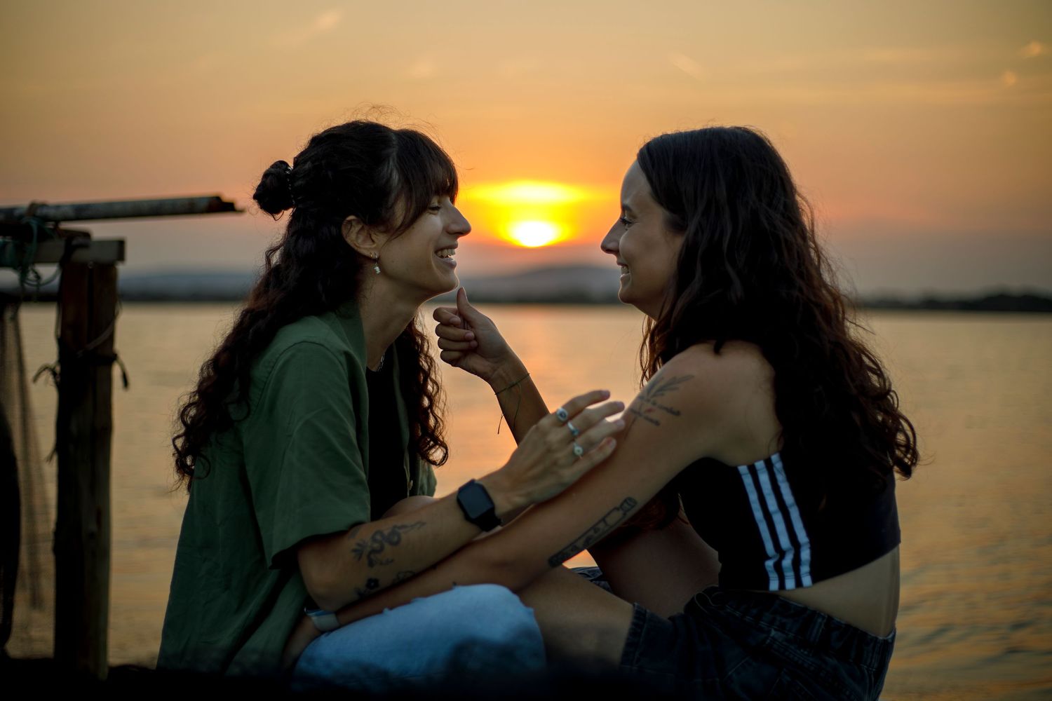 Complicité entre ses deux femmes au couché du soleil