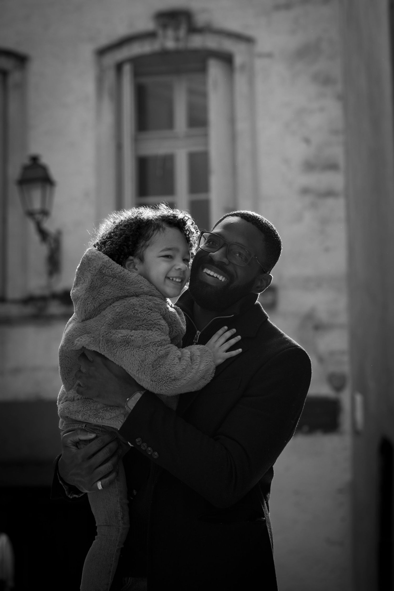 Photo noir et blanc d'un papa et sa fille souriants