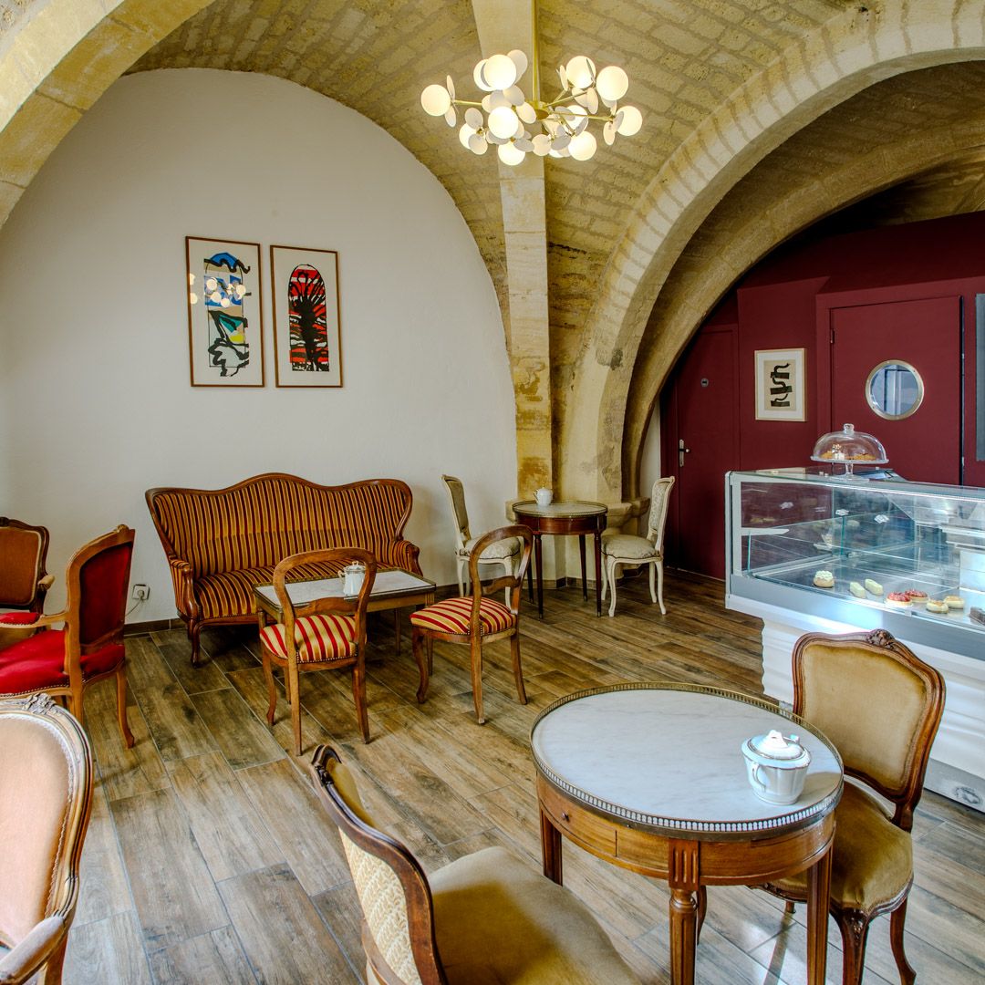 Photo reportage d'entreprise pâtisserie Chez Apolline  à Montpellier. Salle voutée meubles LouisXV et tableaux d'art contemporain