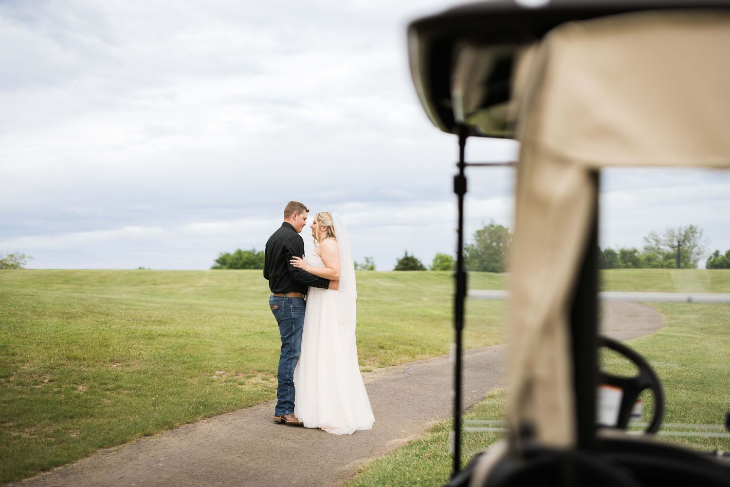 Professional wedding photography / photo / photography on a golf course, husband and wife, bride and groom