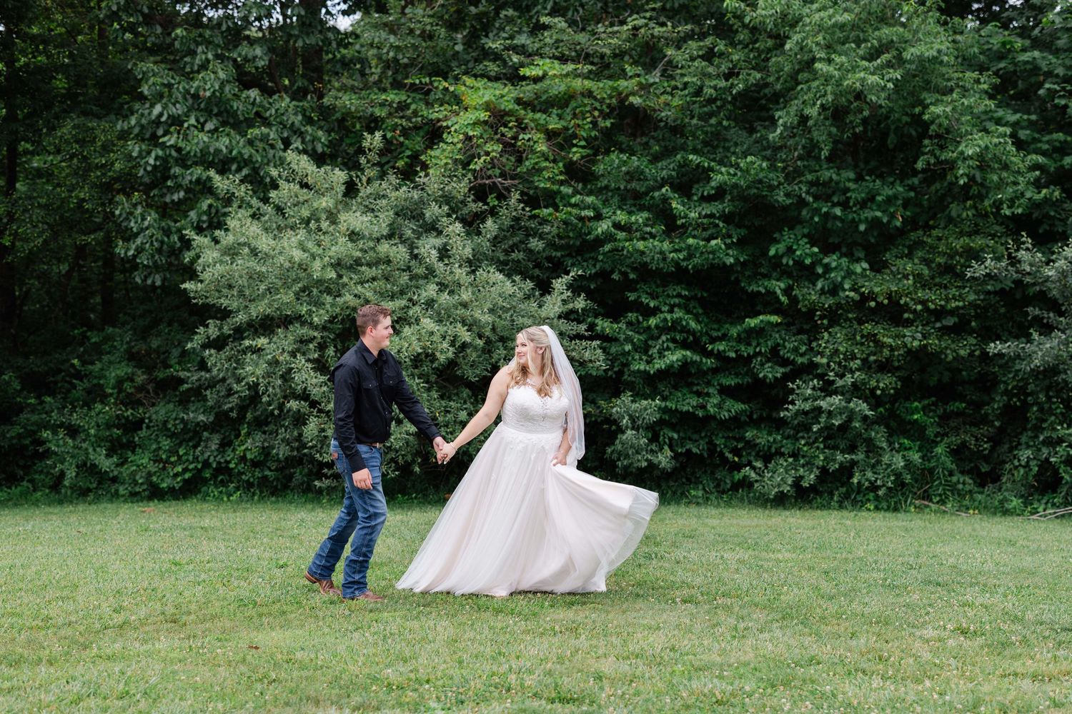 Professional wedding photography / photo / photography on a golf course, bride and groom, husband and wife, man, couples, bride.