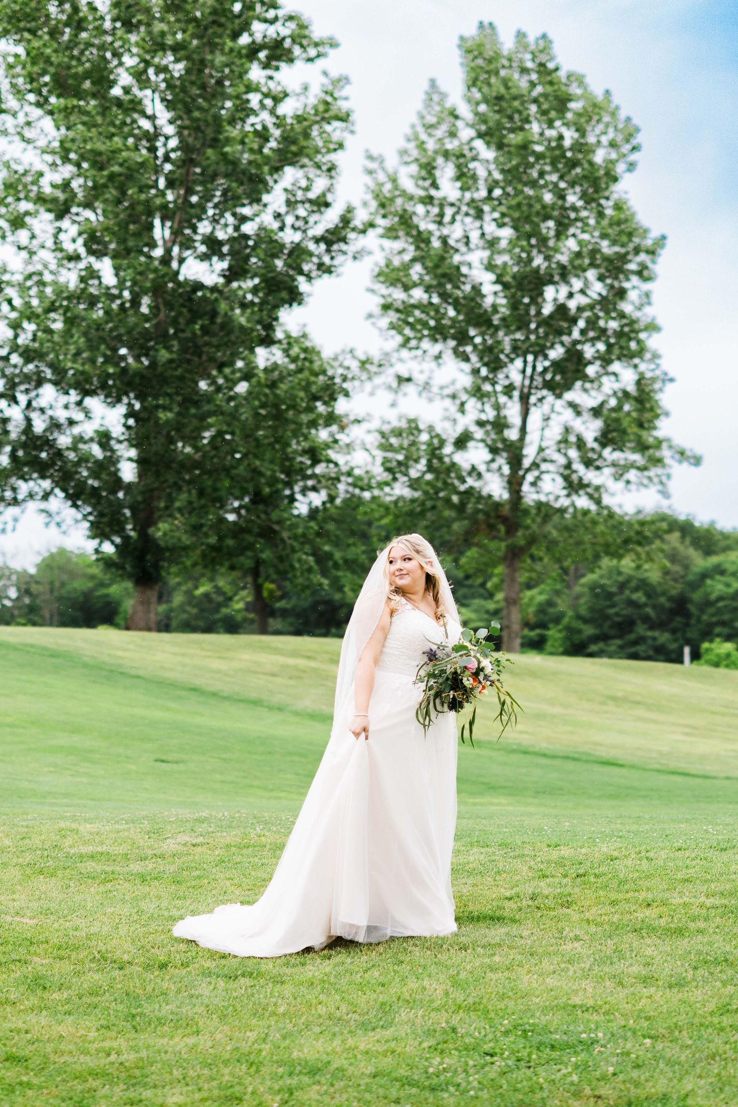 Professional wedding photography / photo / photography in a field on a golf course, bride