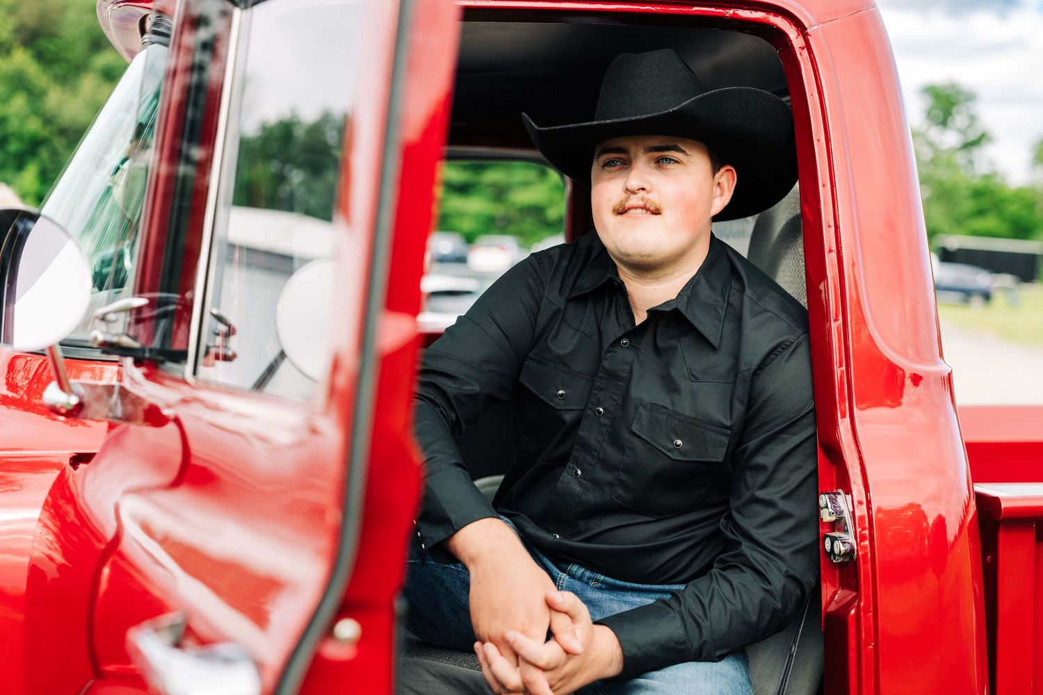 Professional wedding photography / photo / photography on a golf course, red truck, groom, male, man