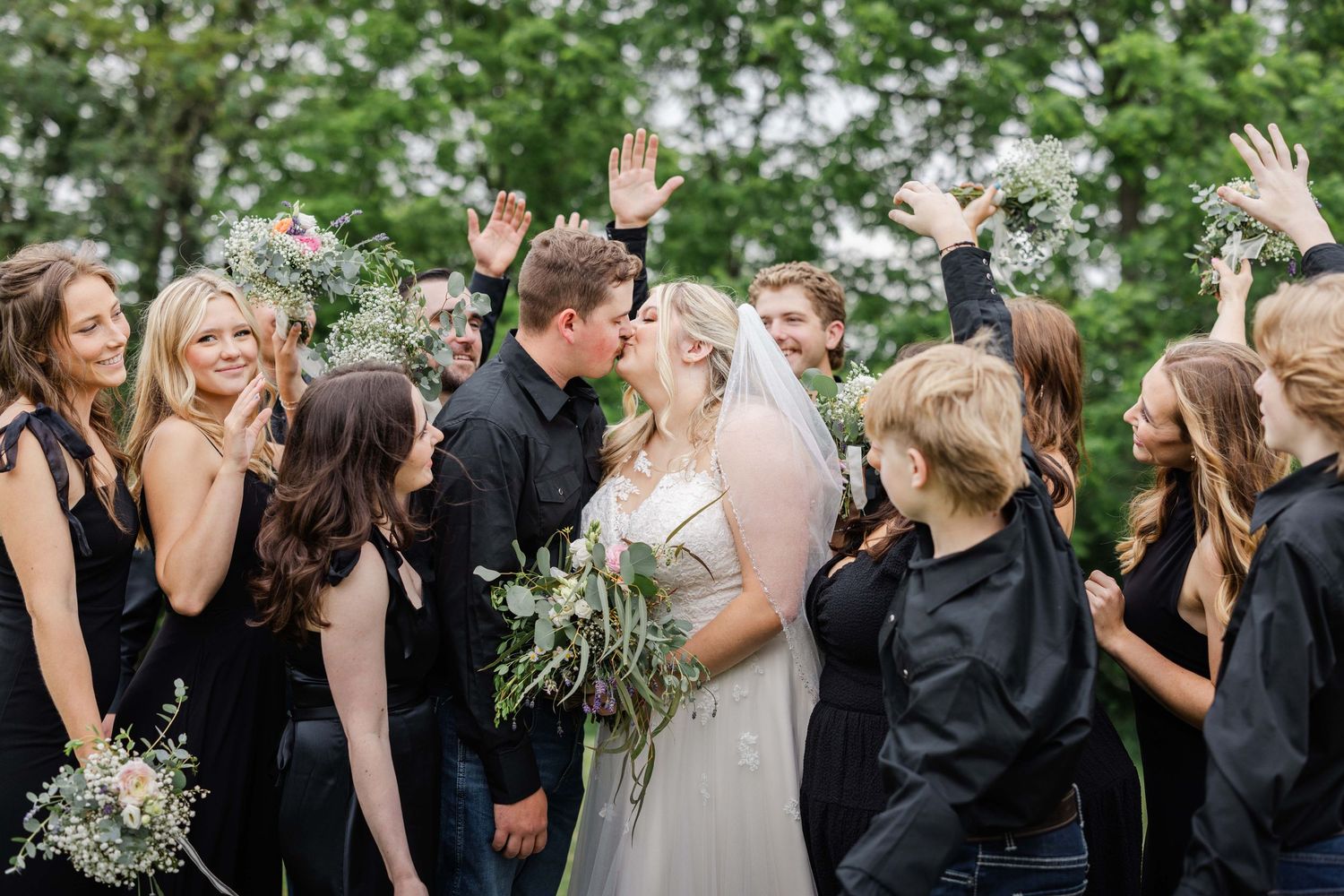 Professional wedding photography / photo / photography on a golf course, kissing, bride and groom, cheering, couples