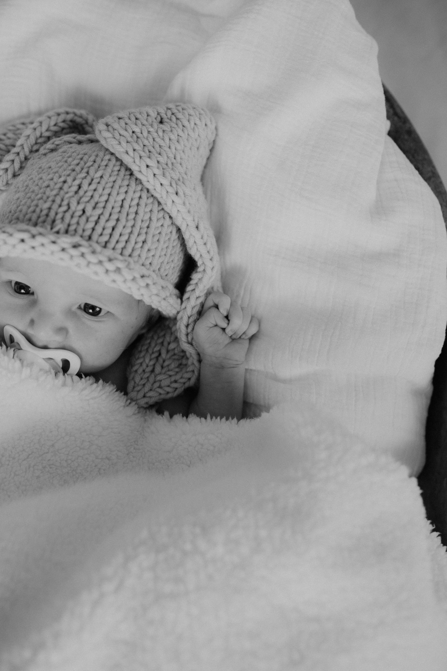 bébé dans un couffin noir et blanc