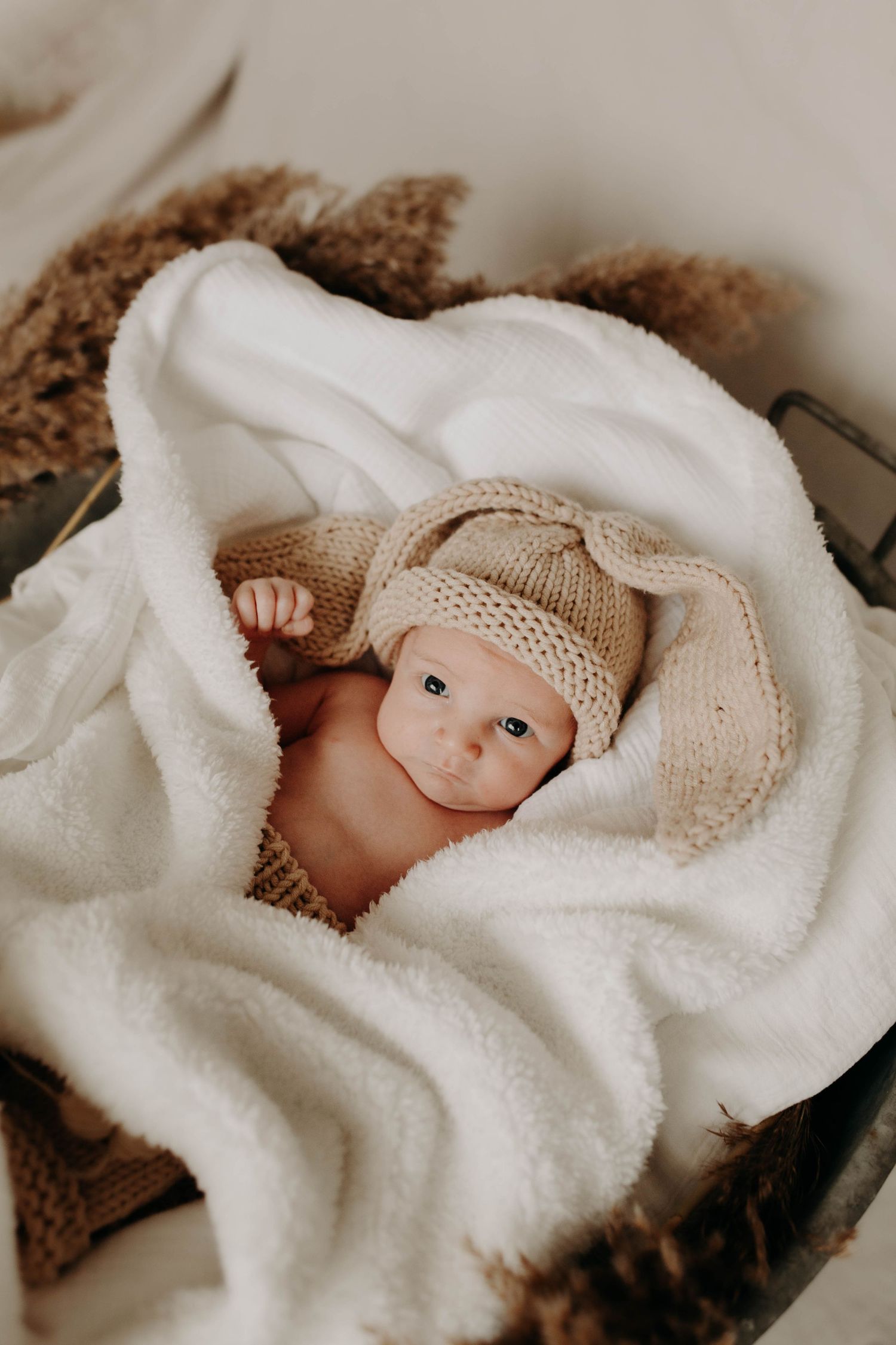 bébé dans un couffin