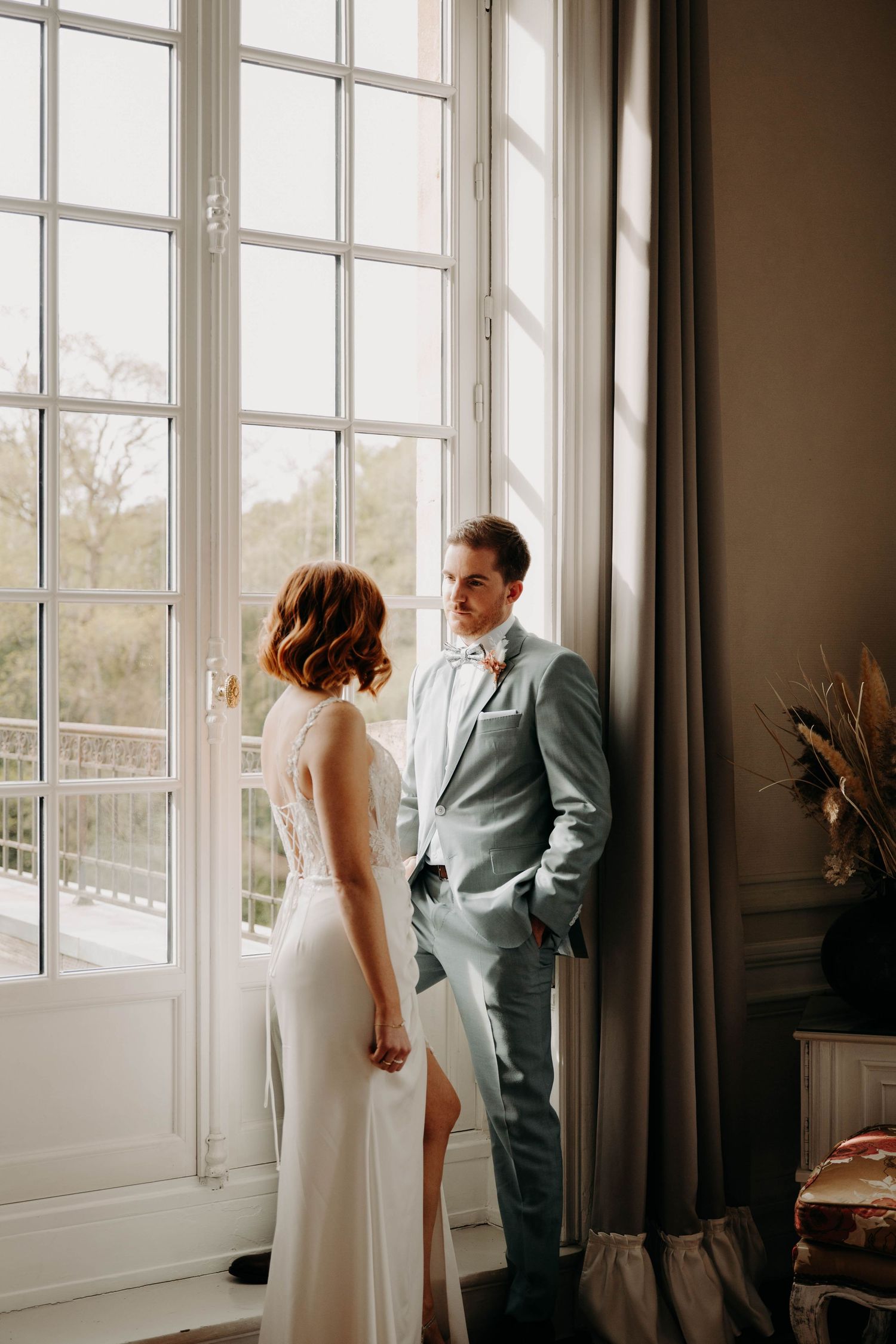 couple de mariés dans la suite le jour du mariage