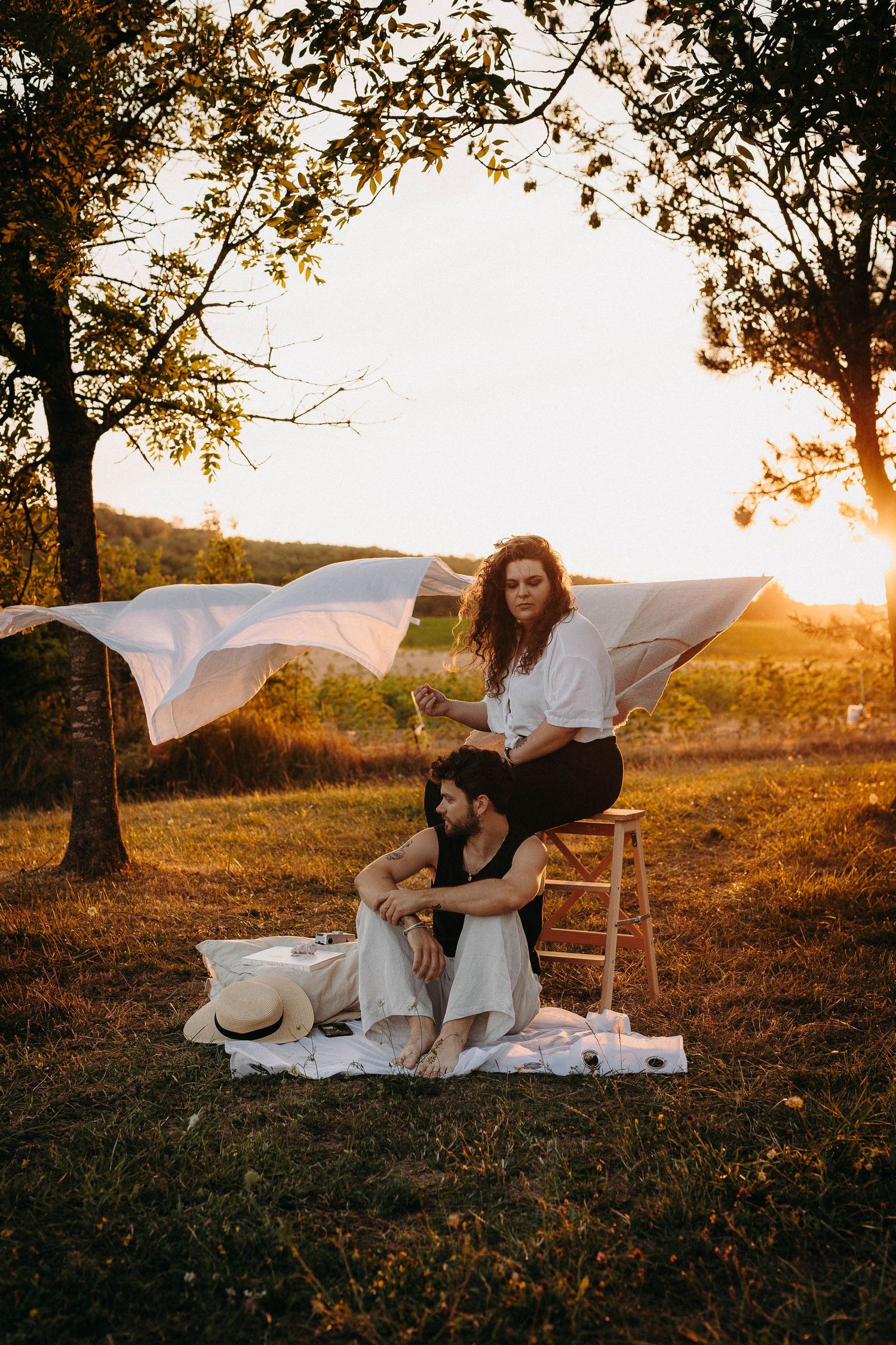 couple d'amis au couché de soleil