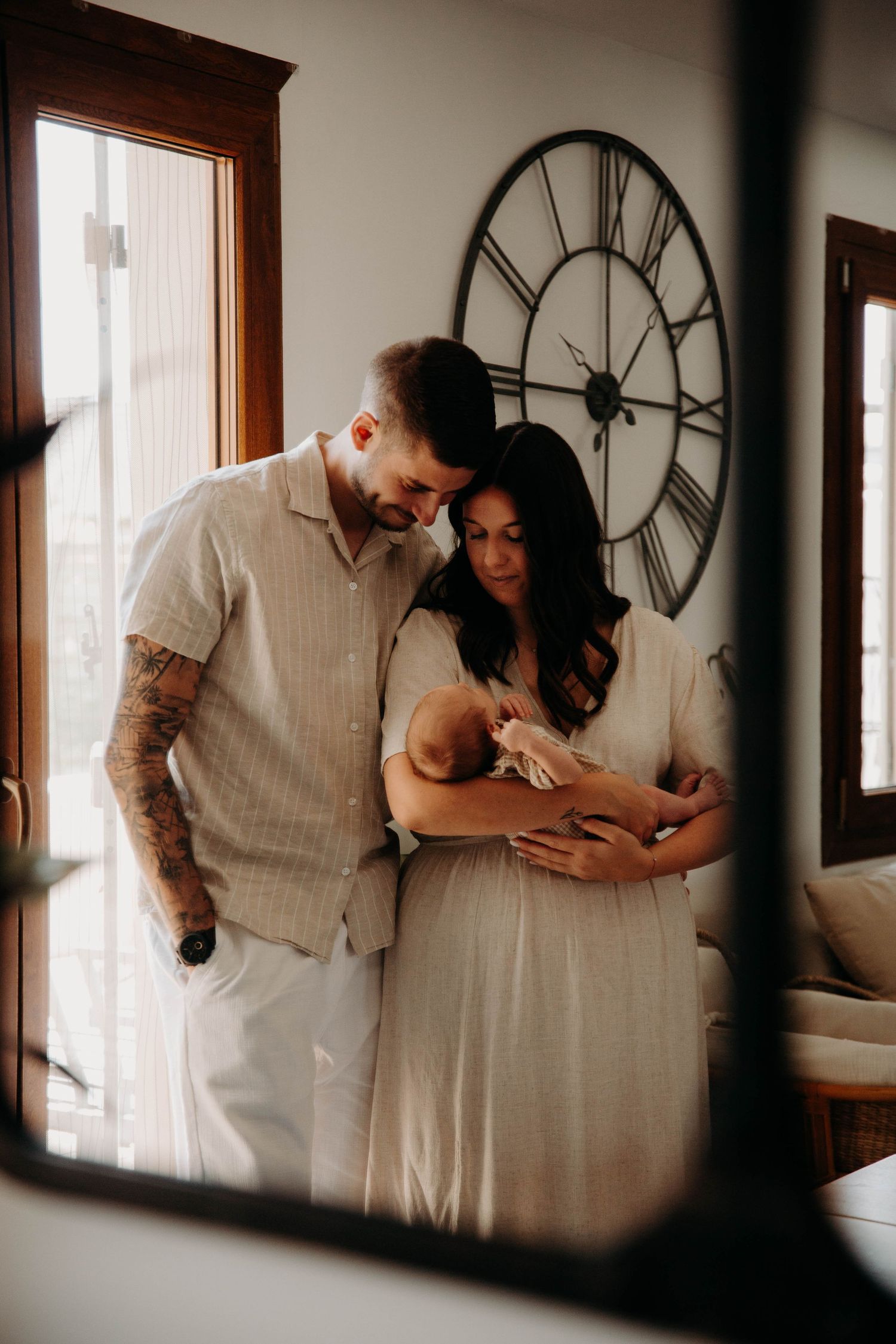 parents qui tiennent leur bébé dans les bras
