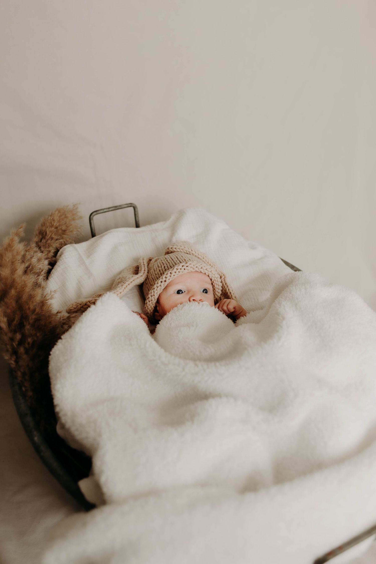 bébé dans un couffin