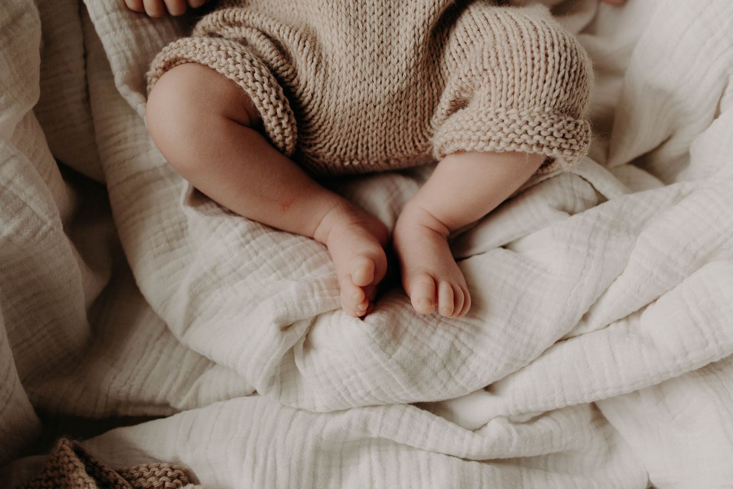 bébé dans un couffin