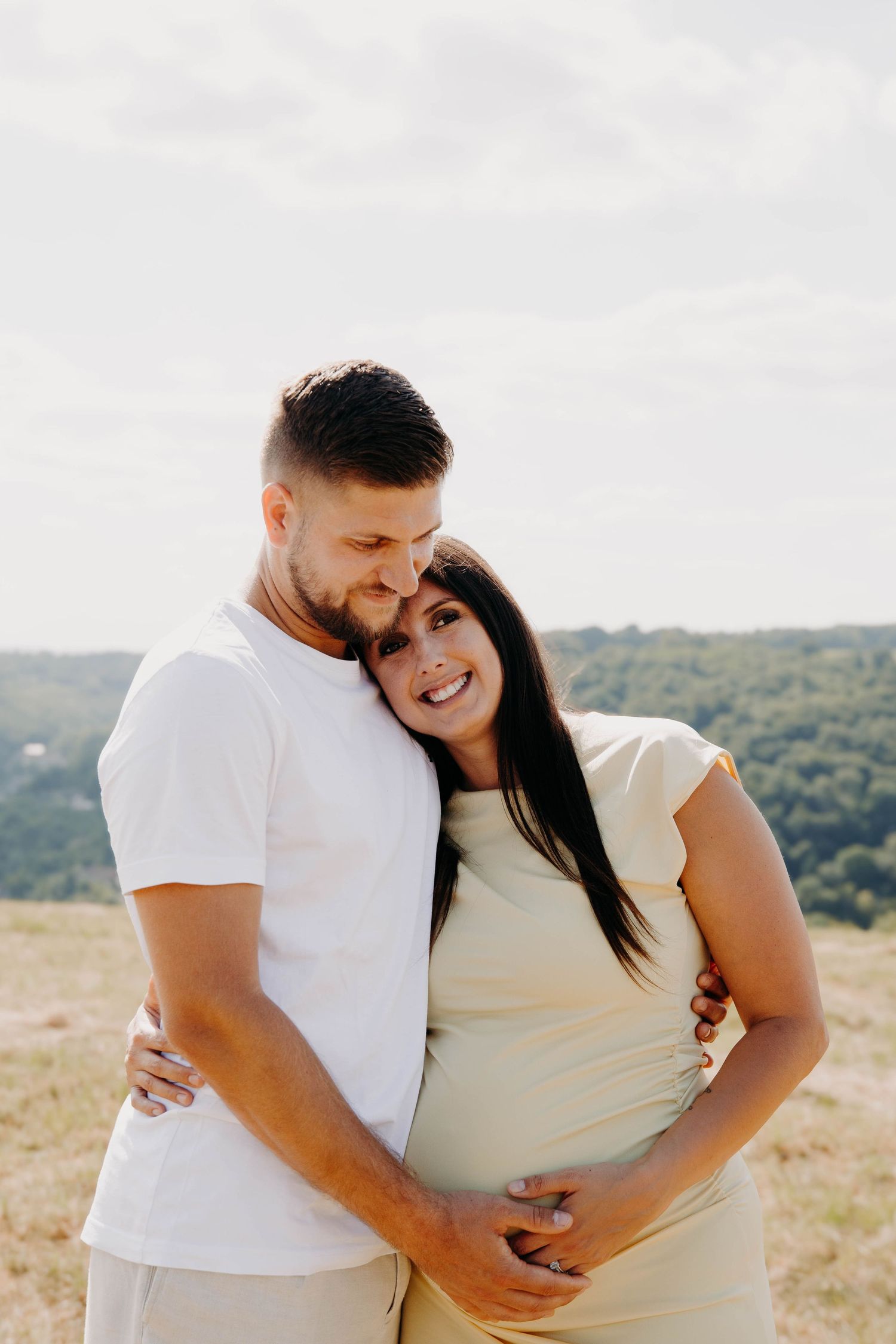 couple avec femme enceinte qui s'enlace