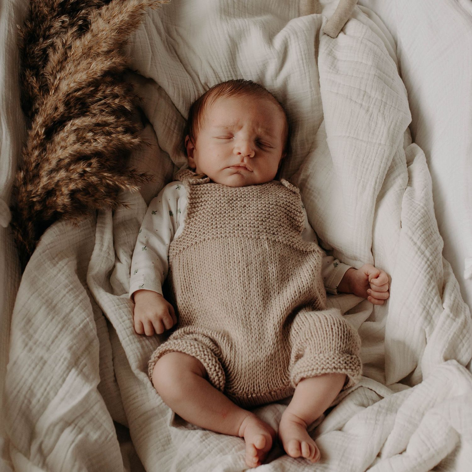 bébé dans un couffin