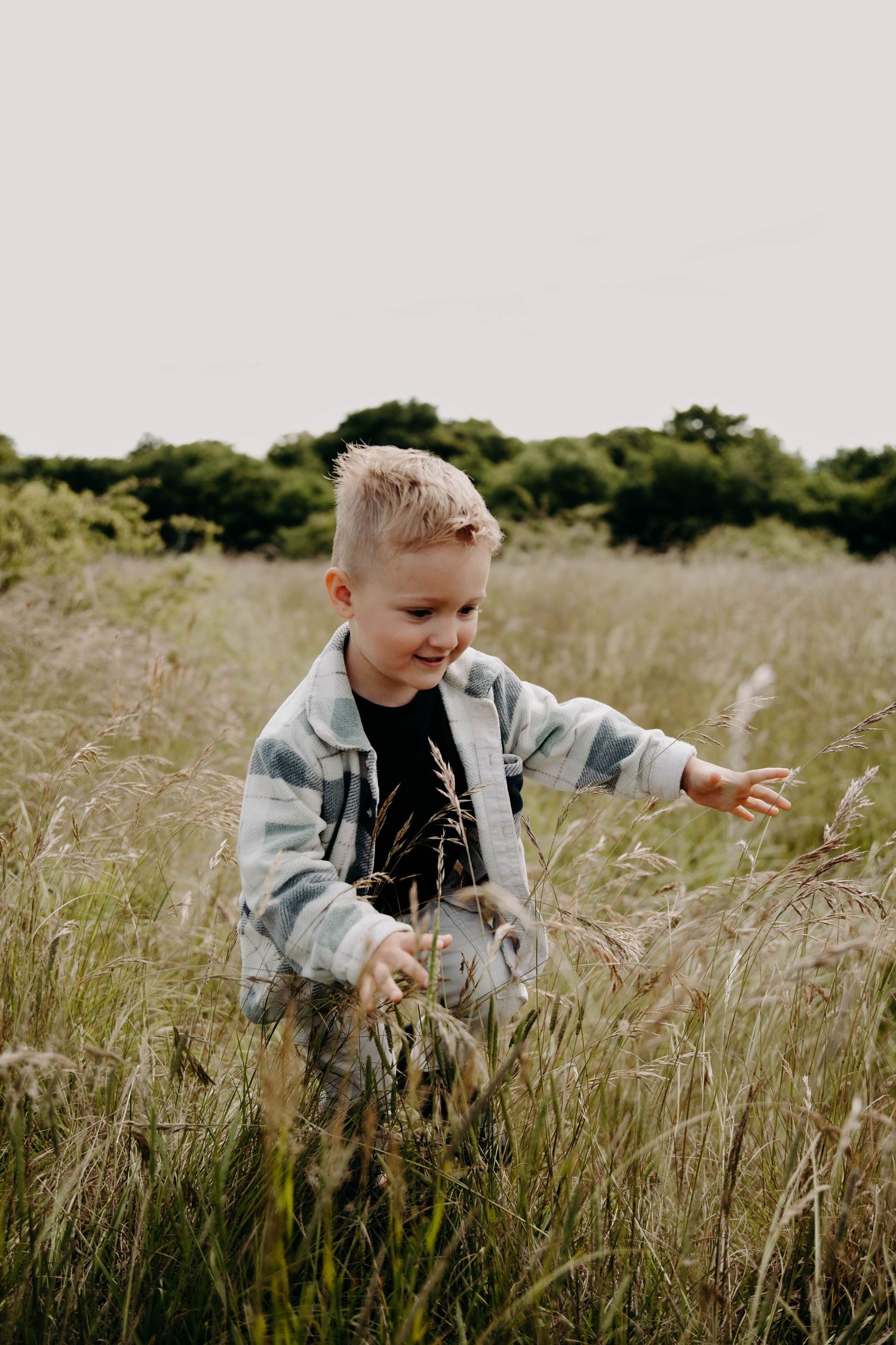 enfant garçon seul, dans un champ qui joue