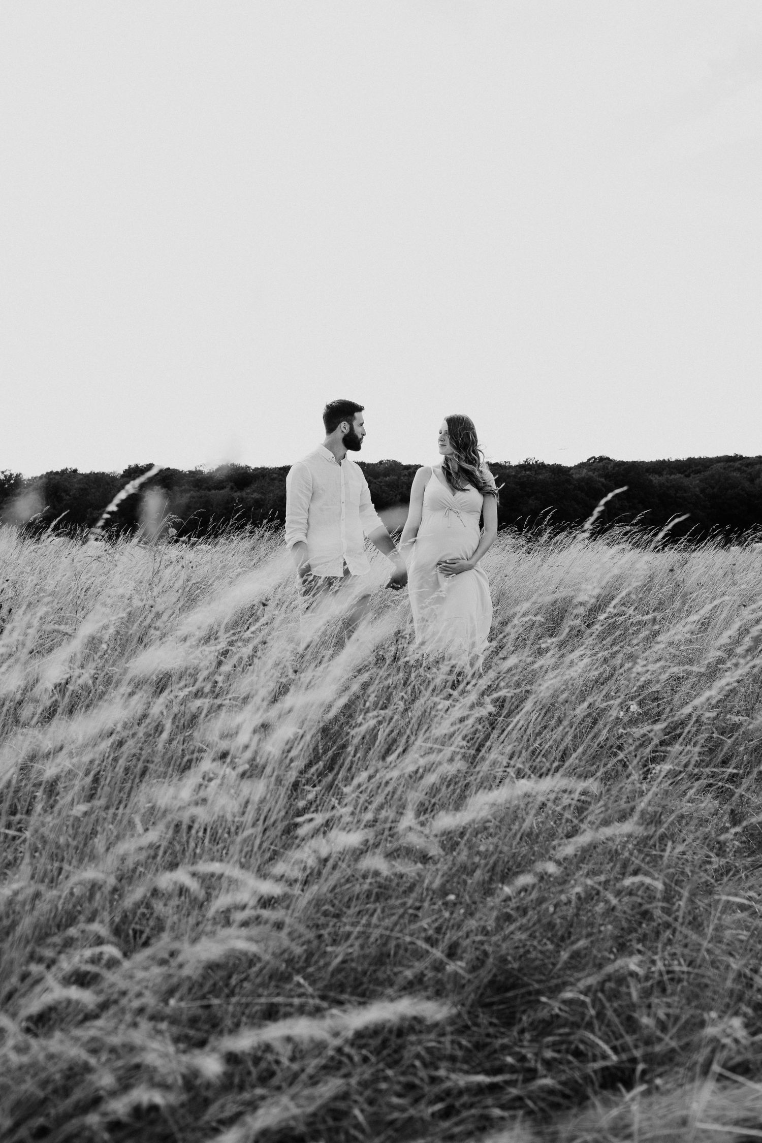 couple dans un champs noir et blanc