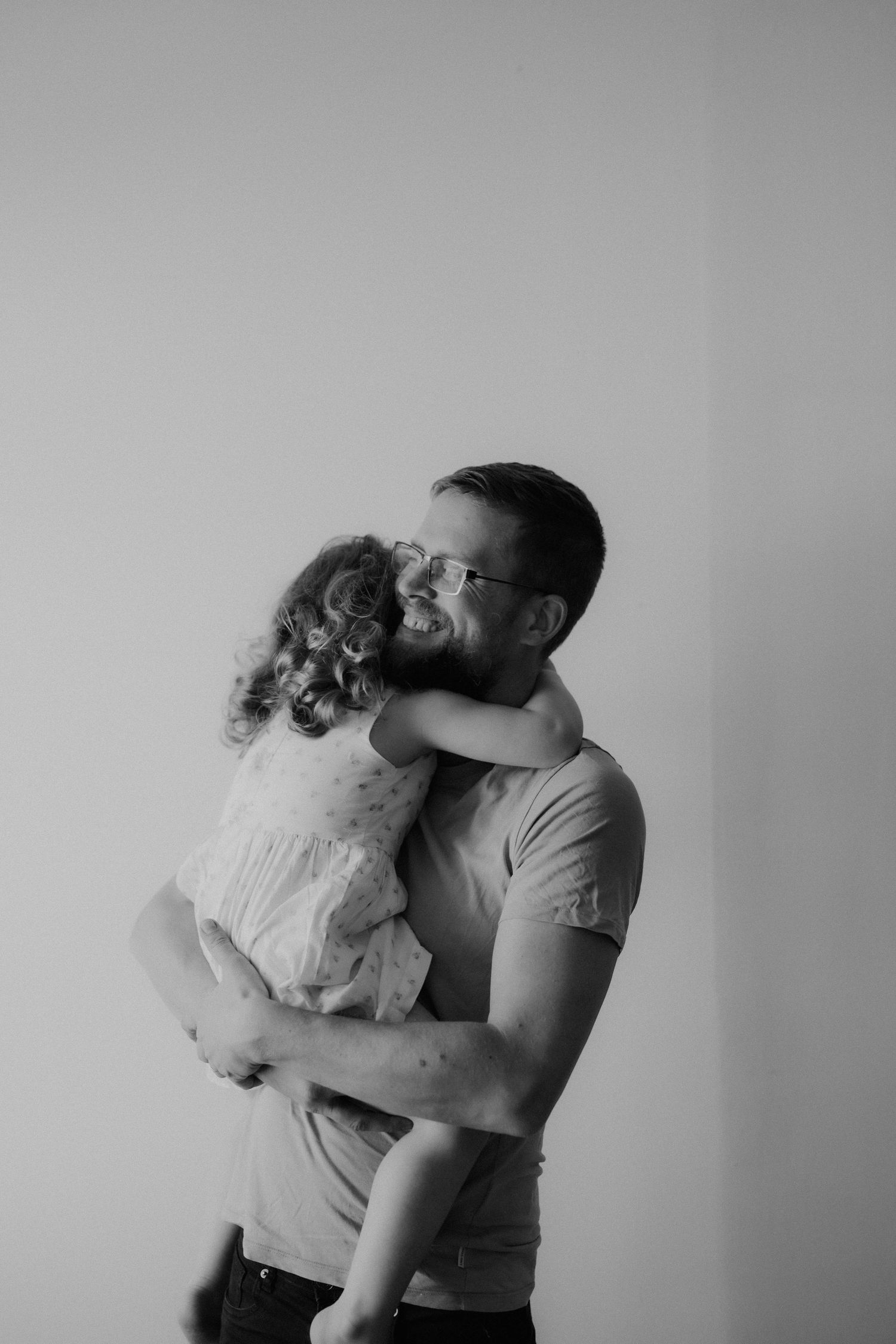 papa qui tient dans ses bras sa fille