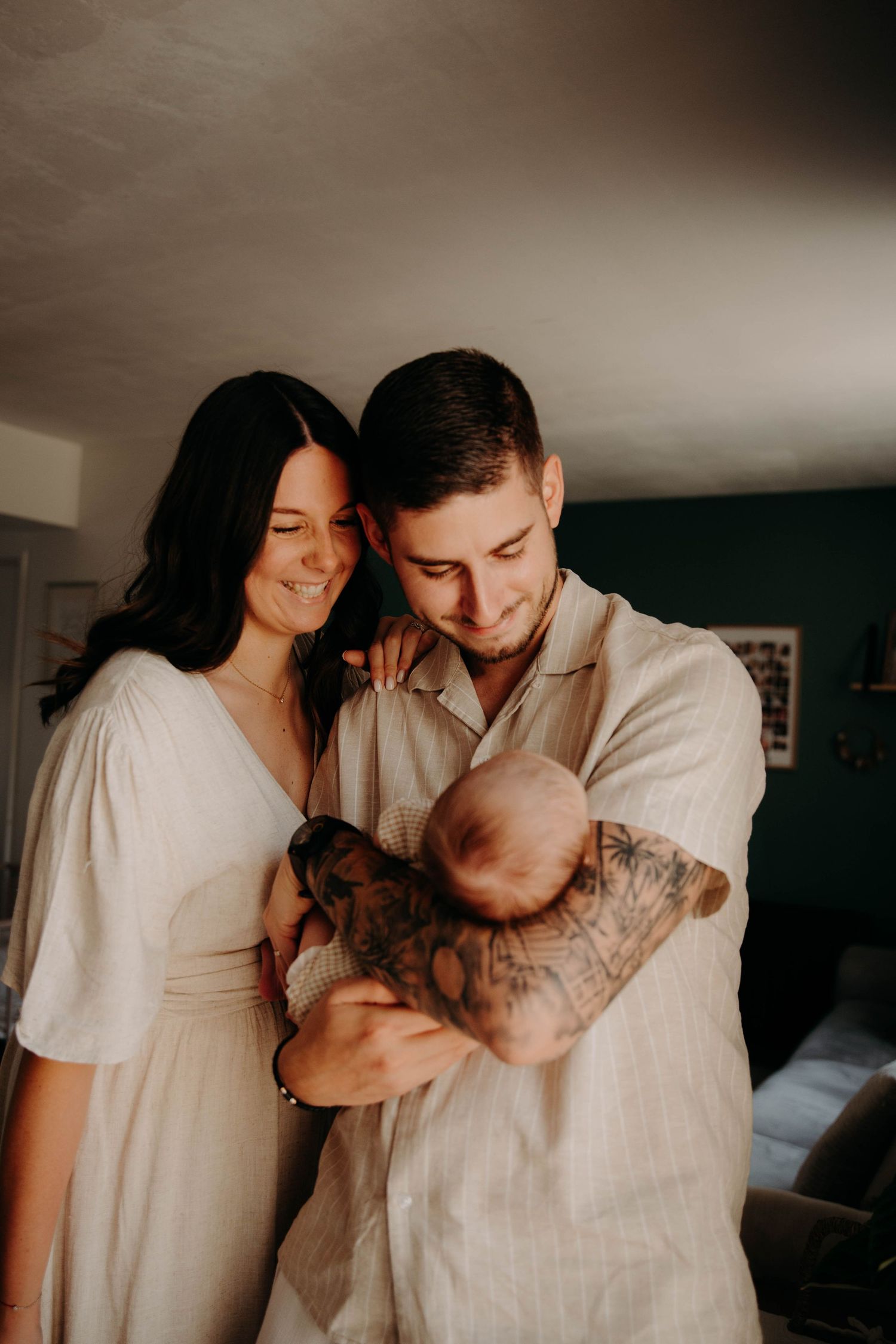 parents qui tiennent leur bébé dans les bras
