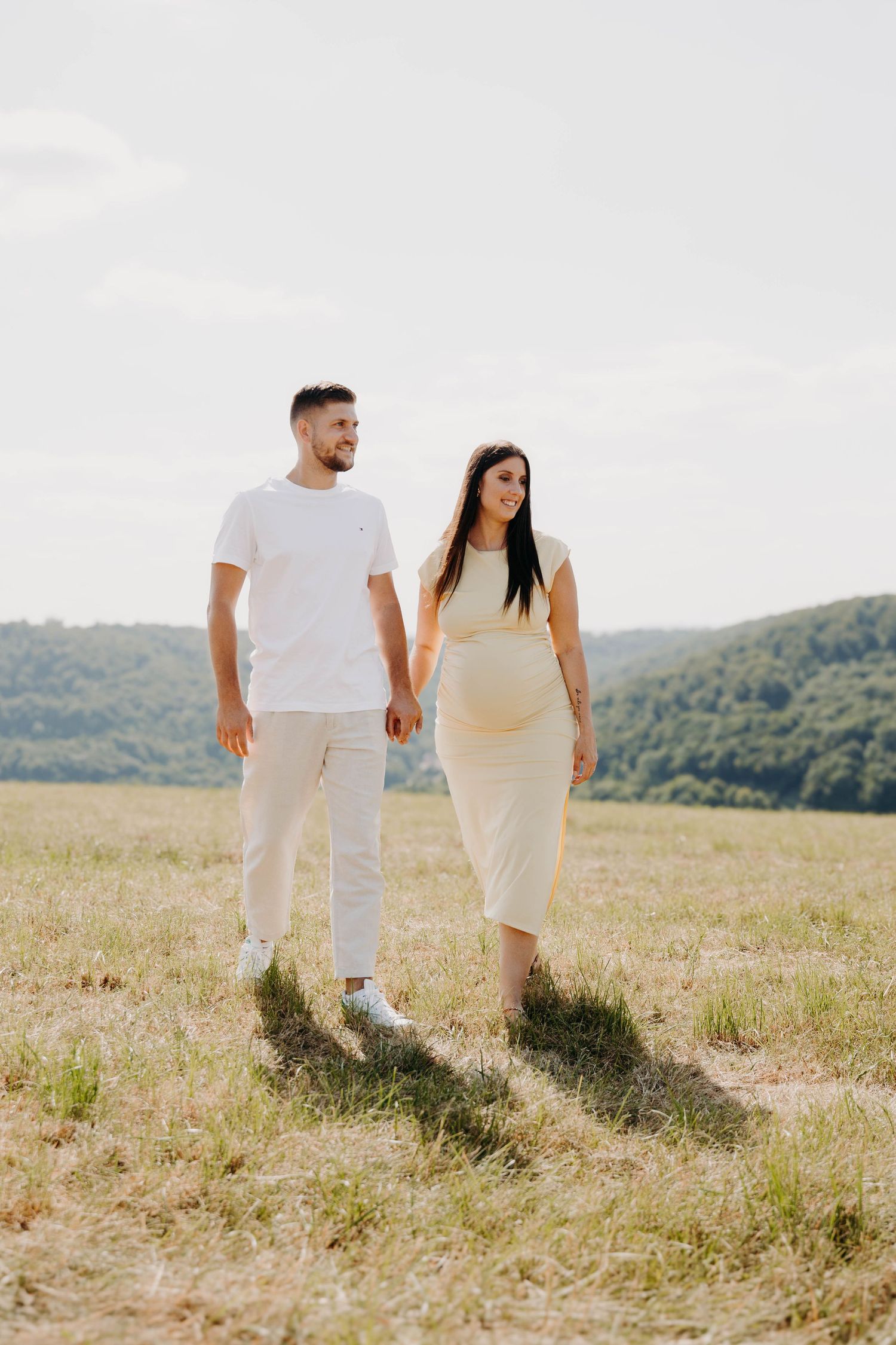 couple avec femme enceinte qui marche