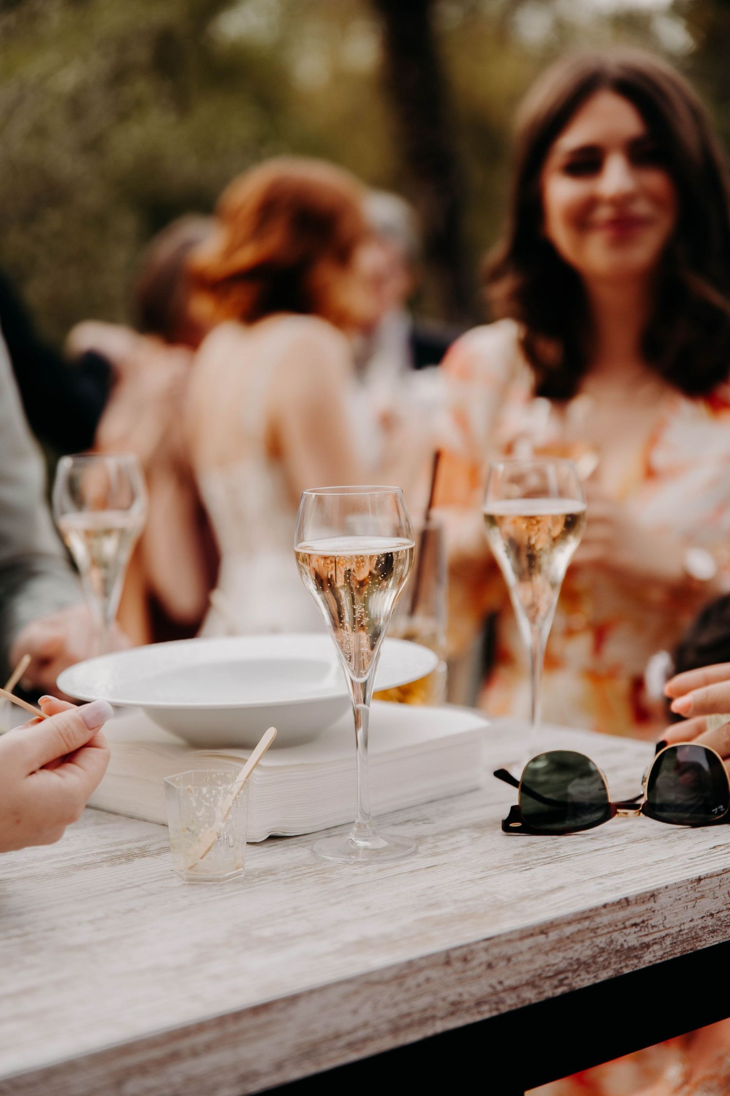 réception mariage avec verres de vin