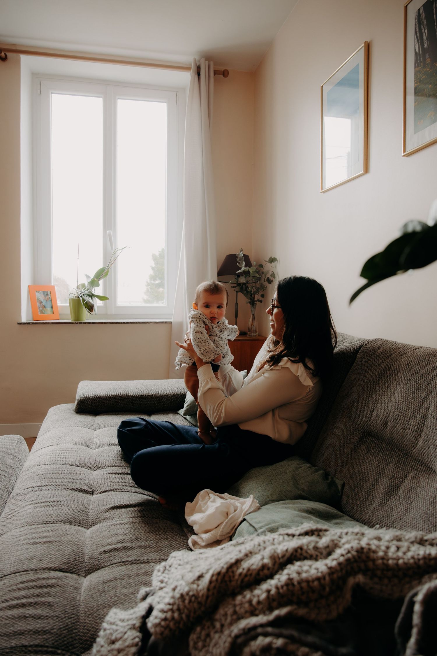 petite fille et son papa jouant