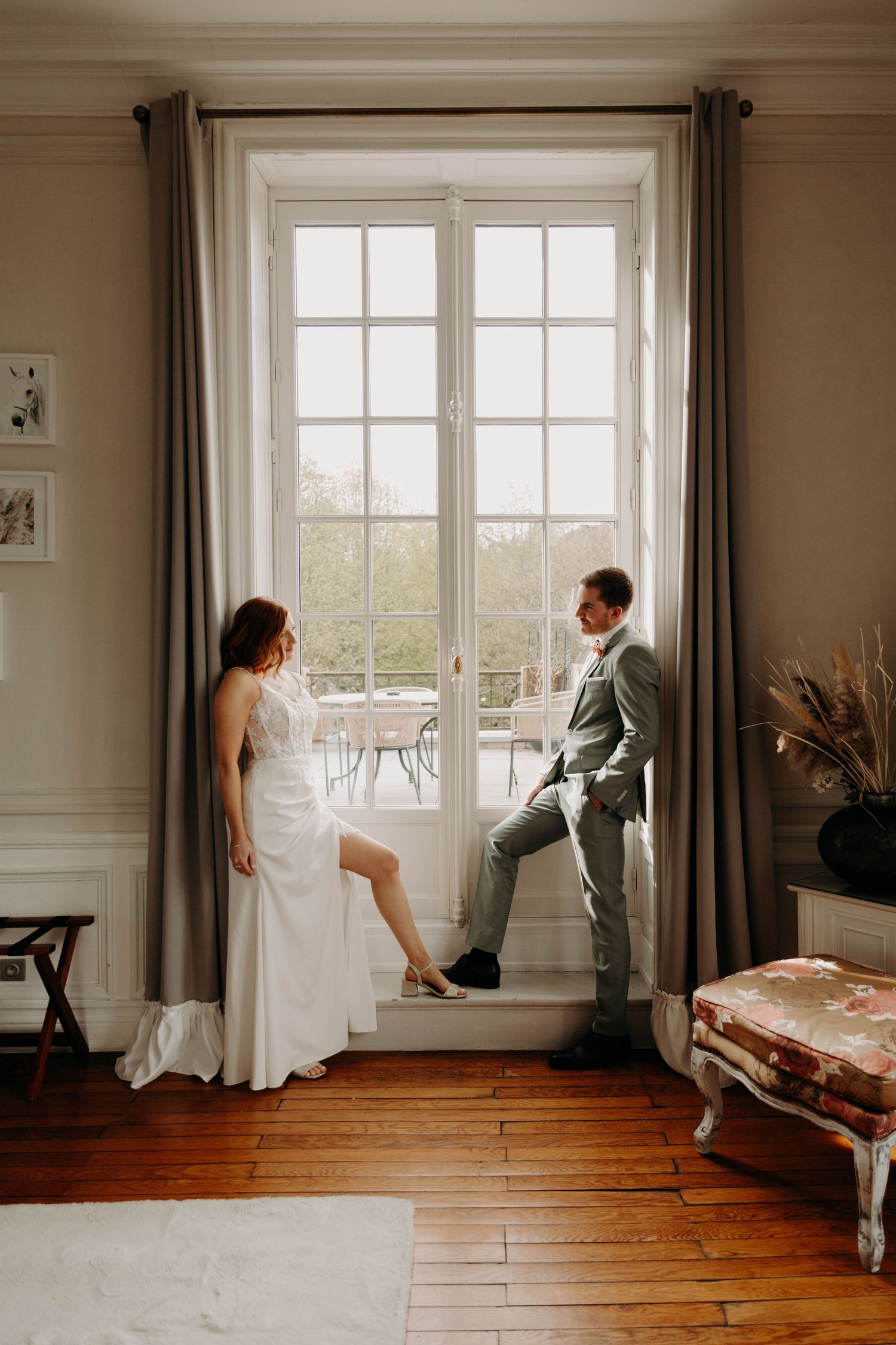 couple de mariés dans la suite le jour du mariage
